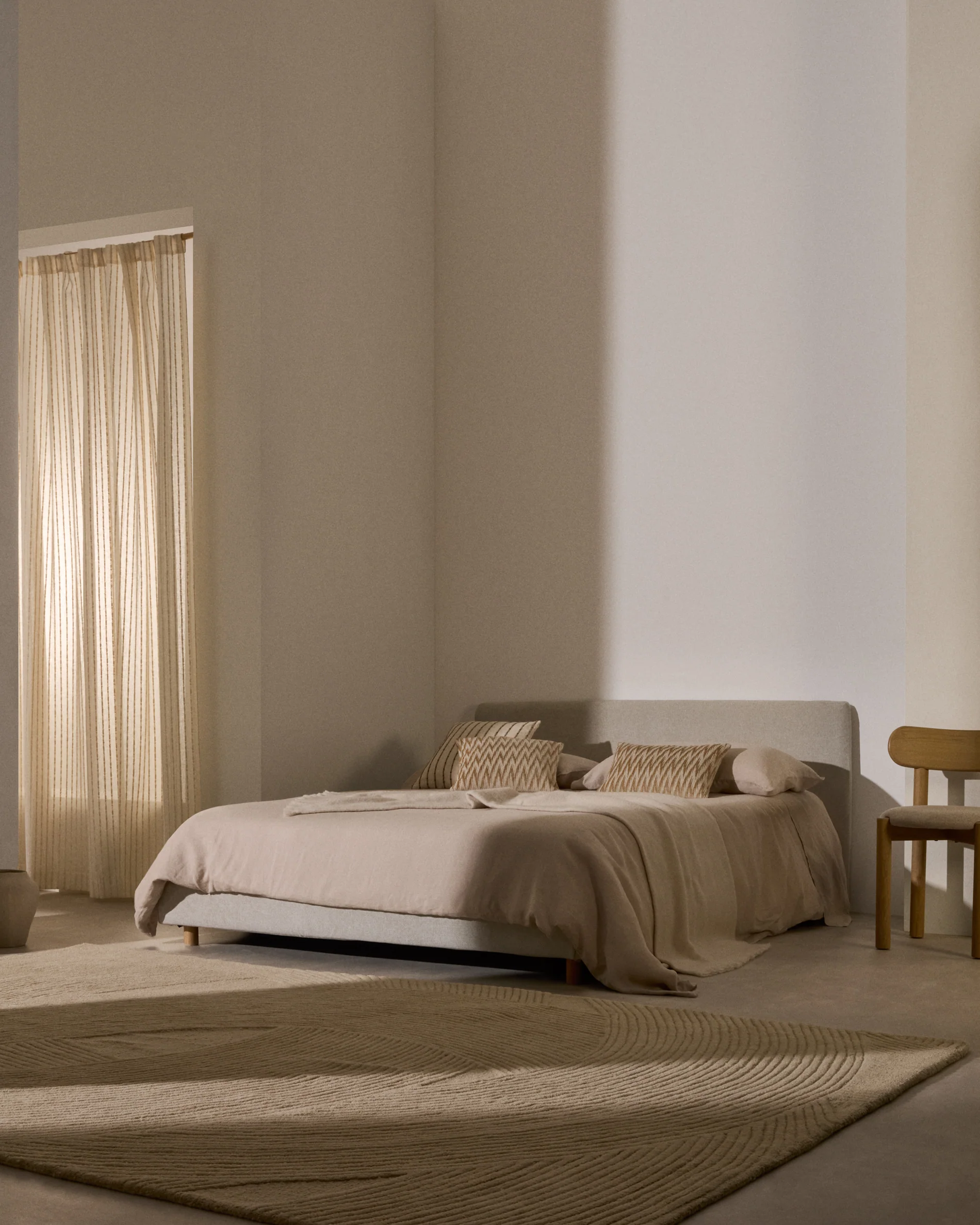 Pearl chenille Valma bed with removable cover and solid beech wood legs for a 160 x 200 cm mattress