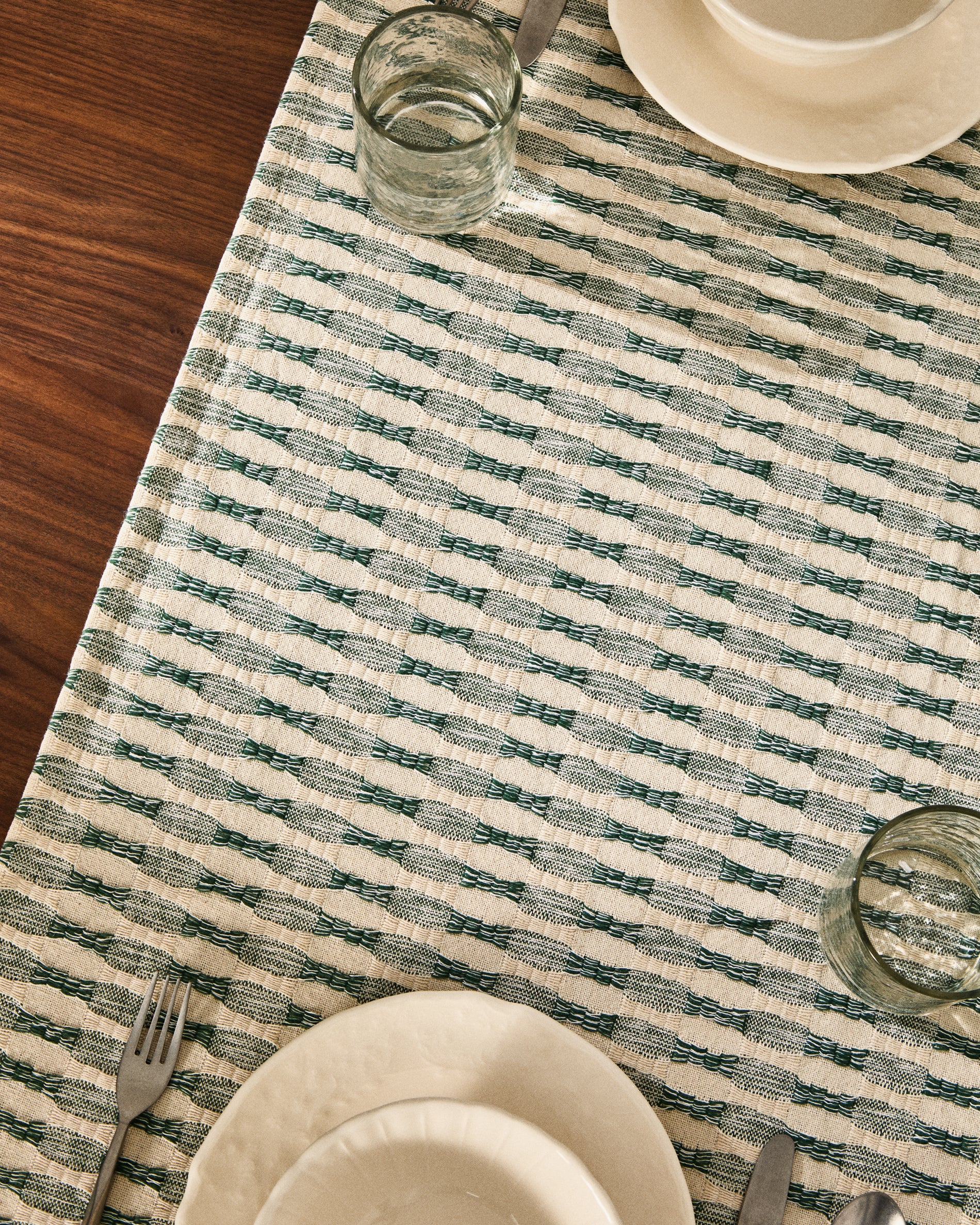 Coren table runner in contrasting green 100% cotton jacquard 50 x 150cm