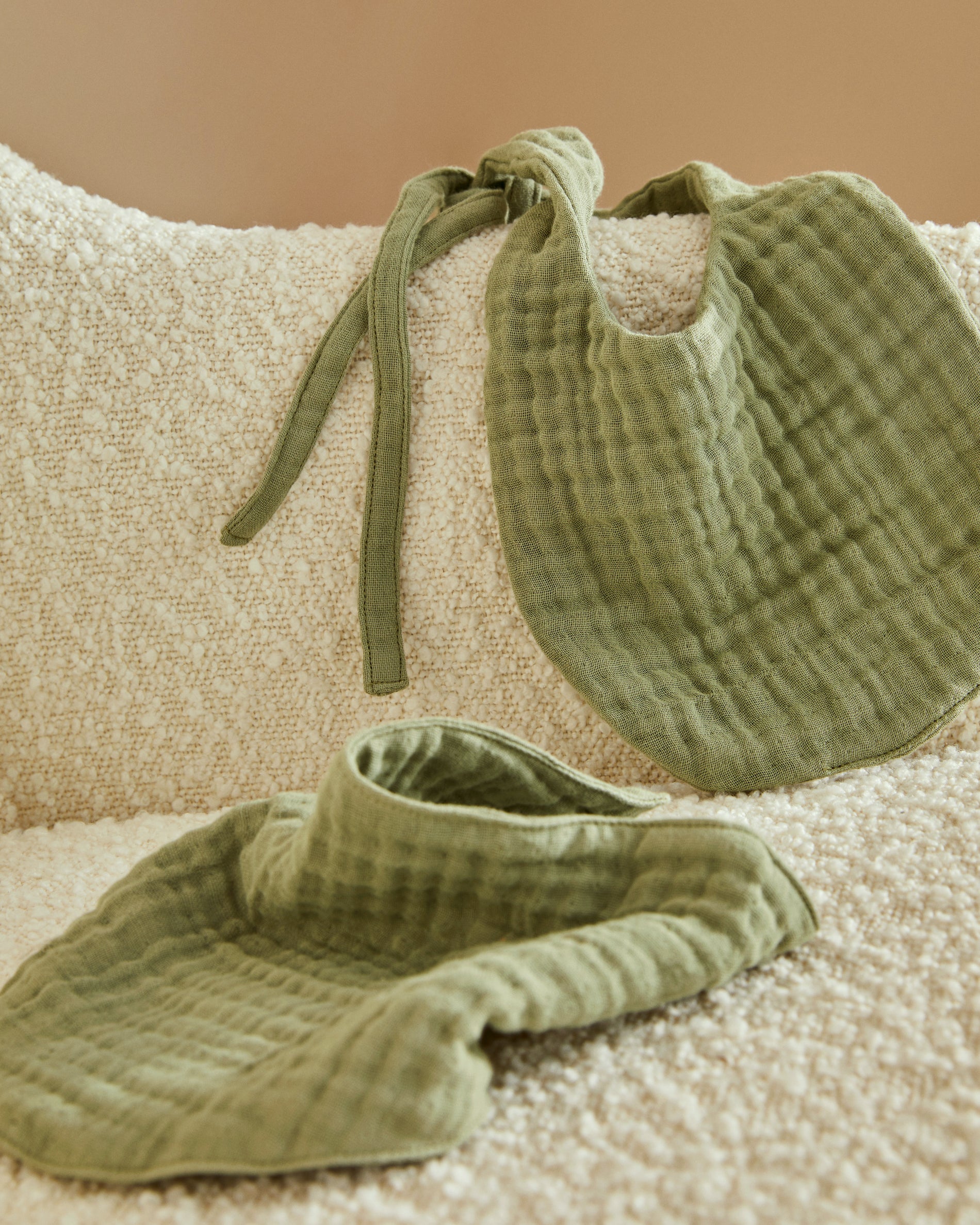 Prune green bib and bandana set made of 100% organic cotton