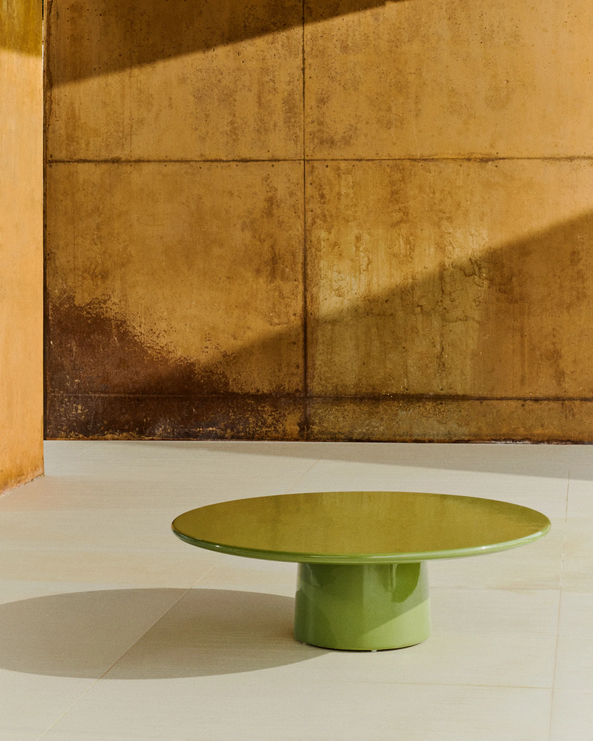 Albanella coffee table in cement with glossy green finish Ø110cm