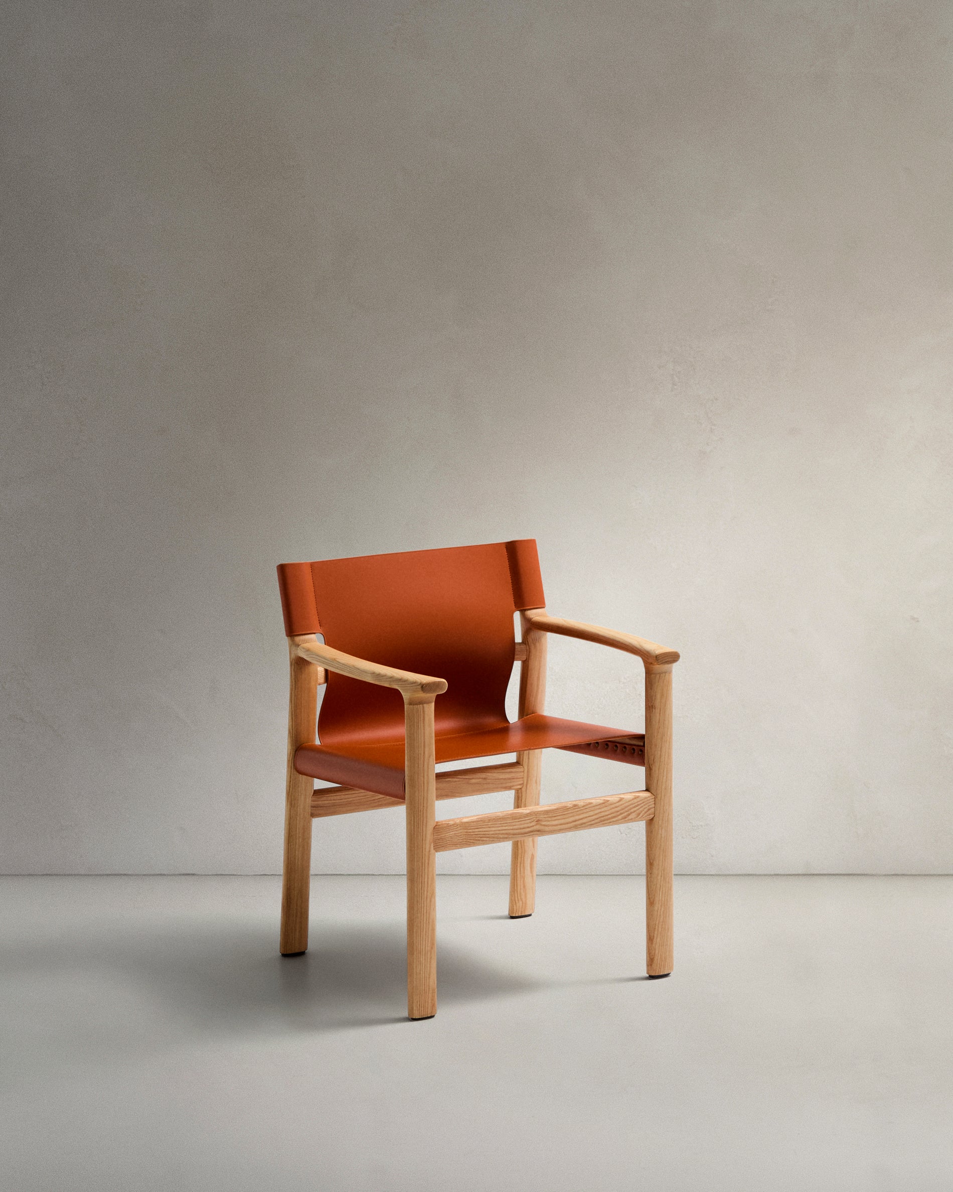 Jan chair made of light brown recycled leather fibres and FSC 100% solid ash wood with natural tone finish