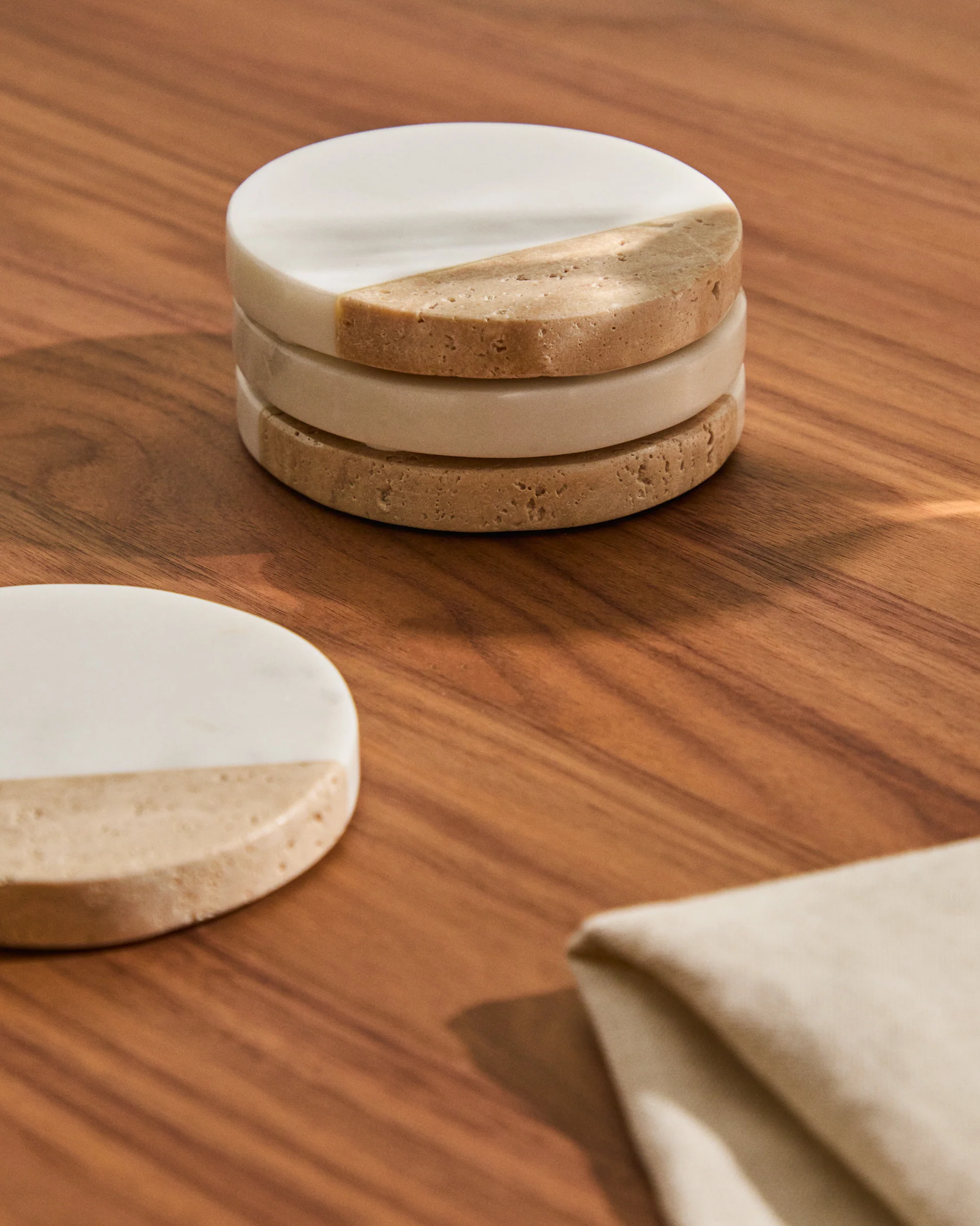 Nivol set of 4 coasters in white marble and travertine