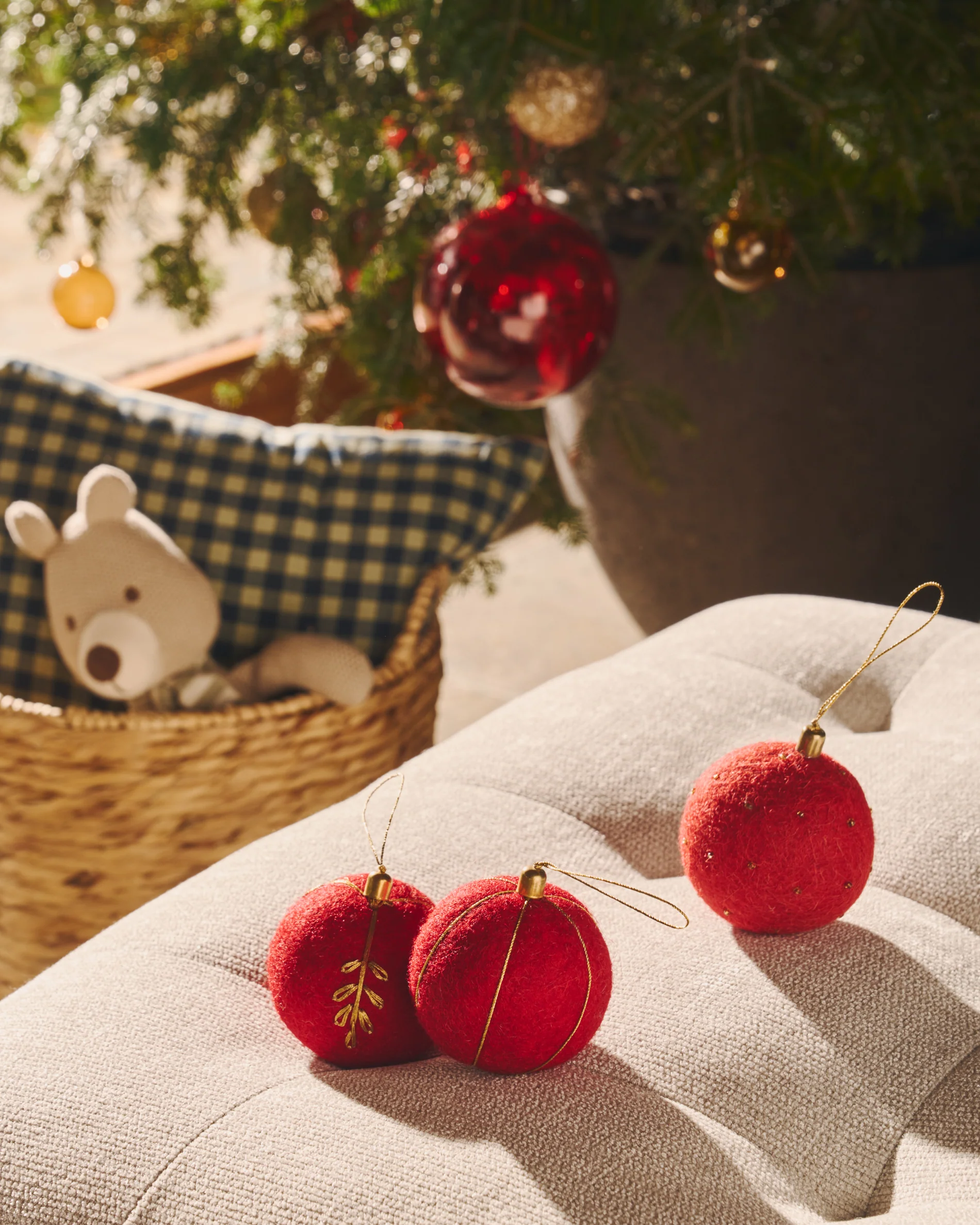 Breshi set of 3 small red decorative pendant balls with gold details