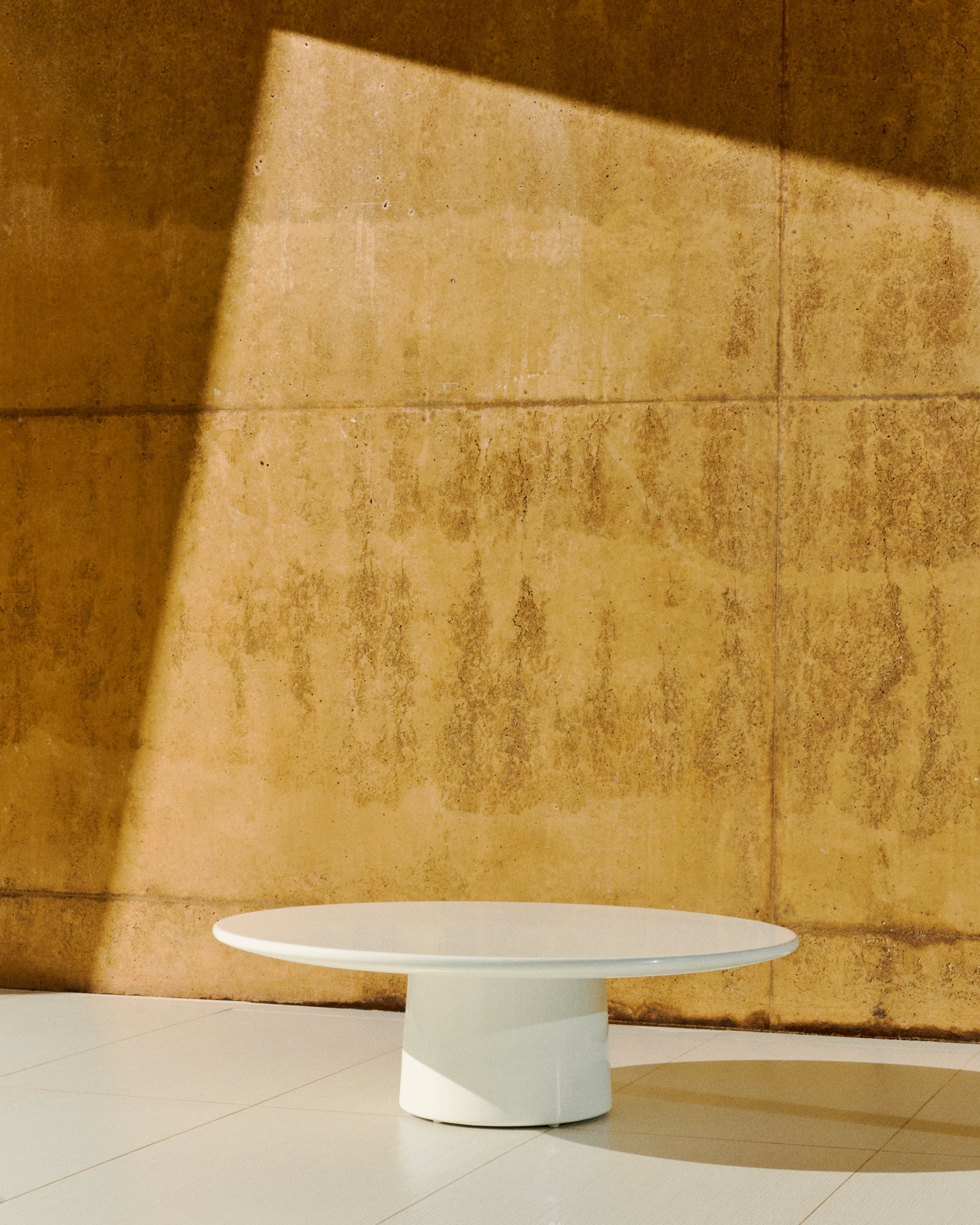 Albanella coffee table in cement with glossy white finish Ø110cm