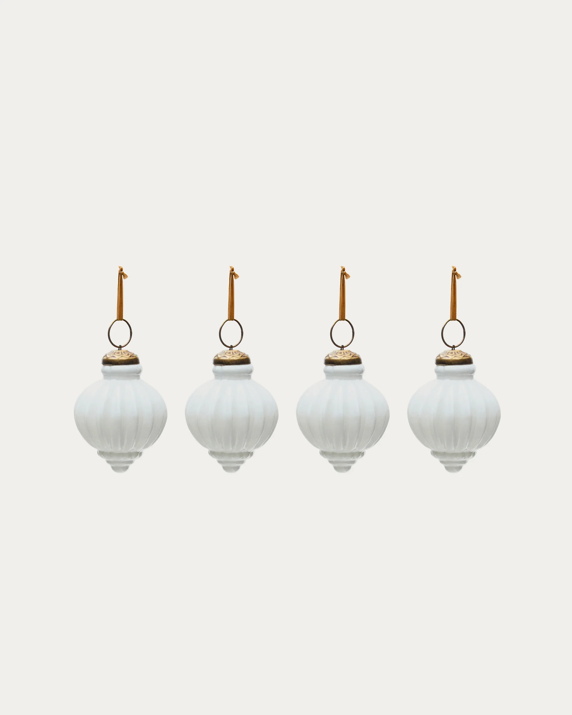 Irlo set of 4 Christmas baubles made of white recycled glass, Ø 8 cm
