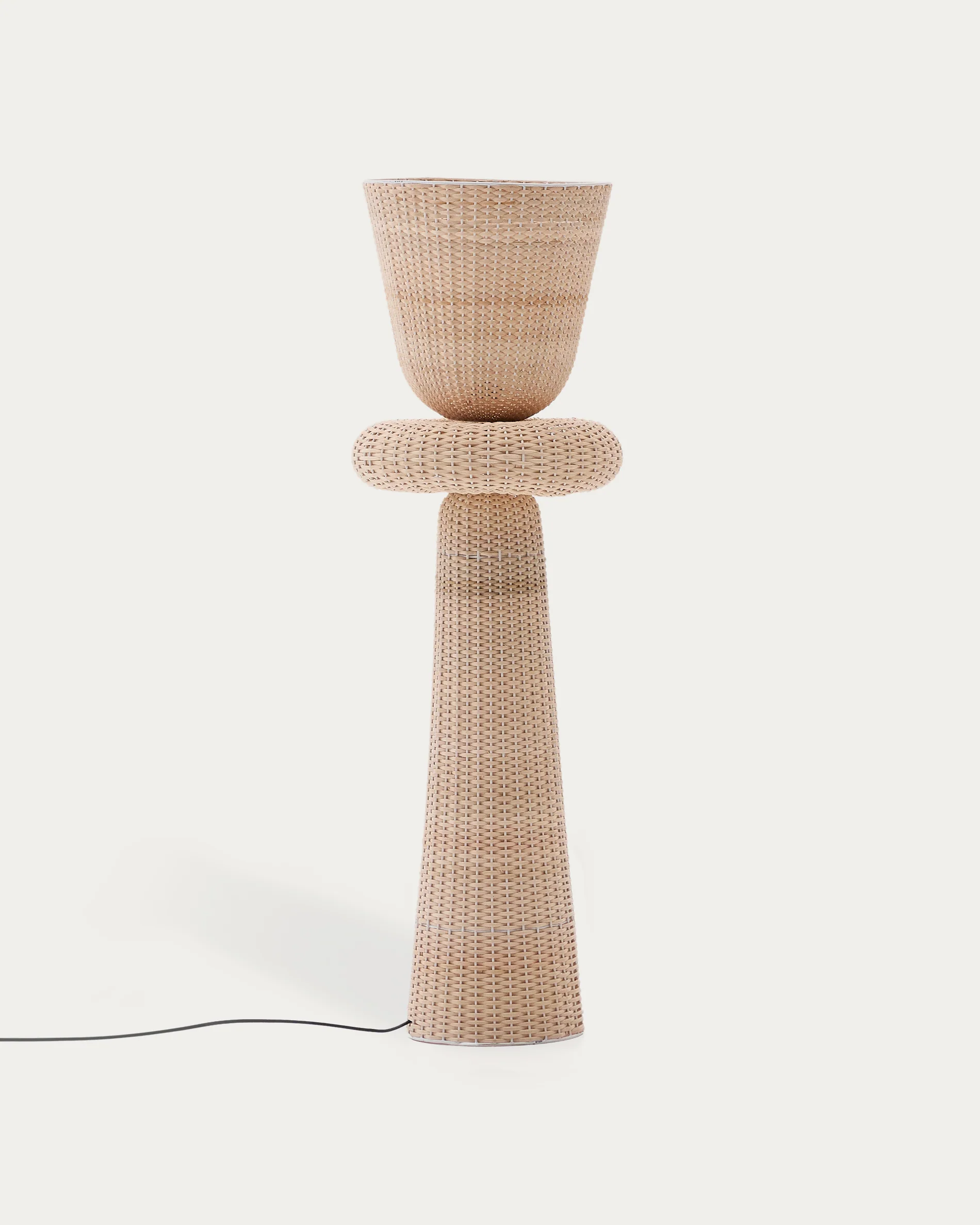 Neuda rattan floor lamp with light finish