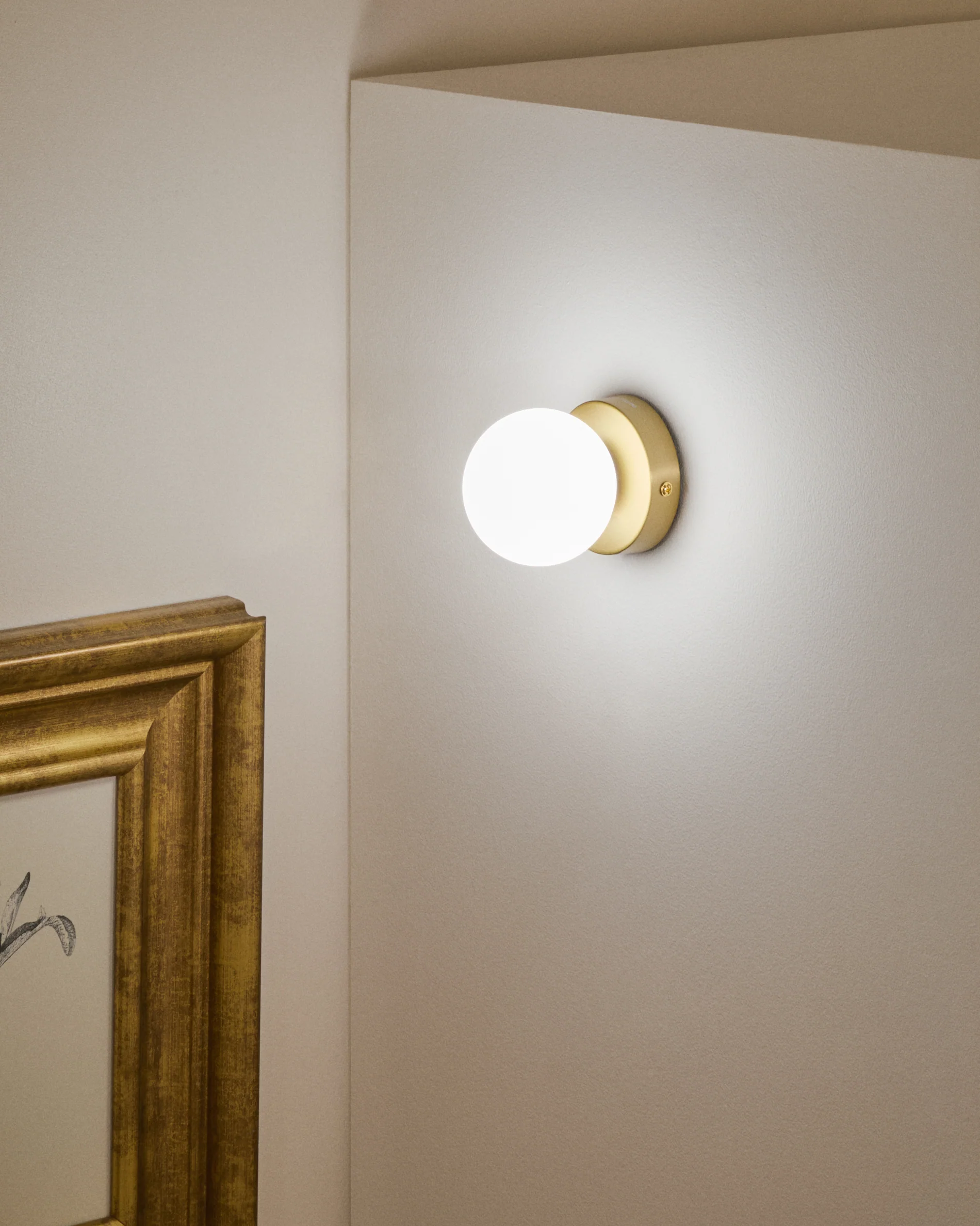 Brisia metal wall lamp with brushed brass finish and 1 frosted glass ball Ø8cm