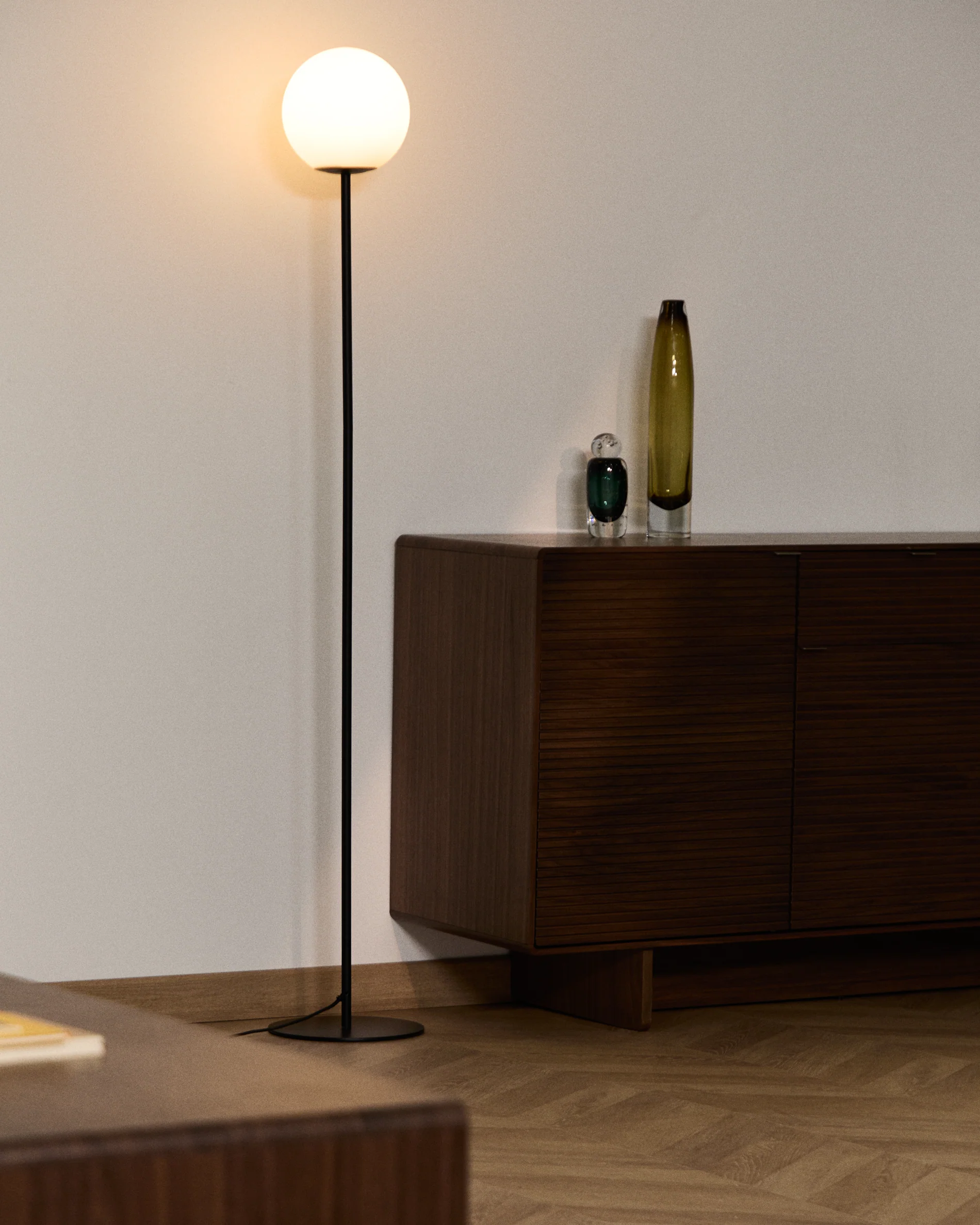 Brisia metal floor lamp with black finish and 1 frosted glass ball Ø20 cm