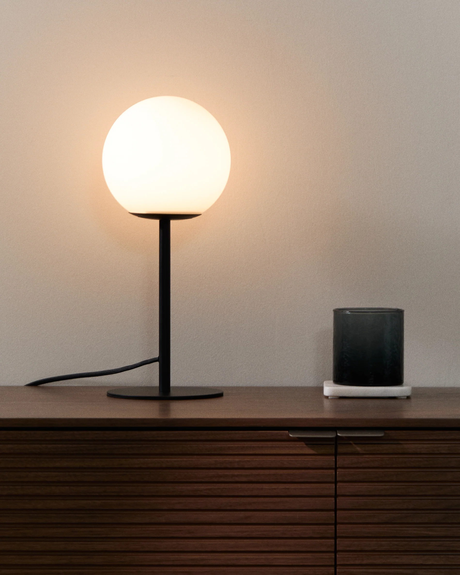 Brisia metal table lamp with black finish and 1 frosted glass ball Ø15cm