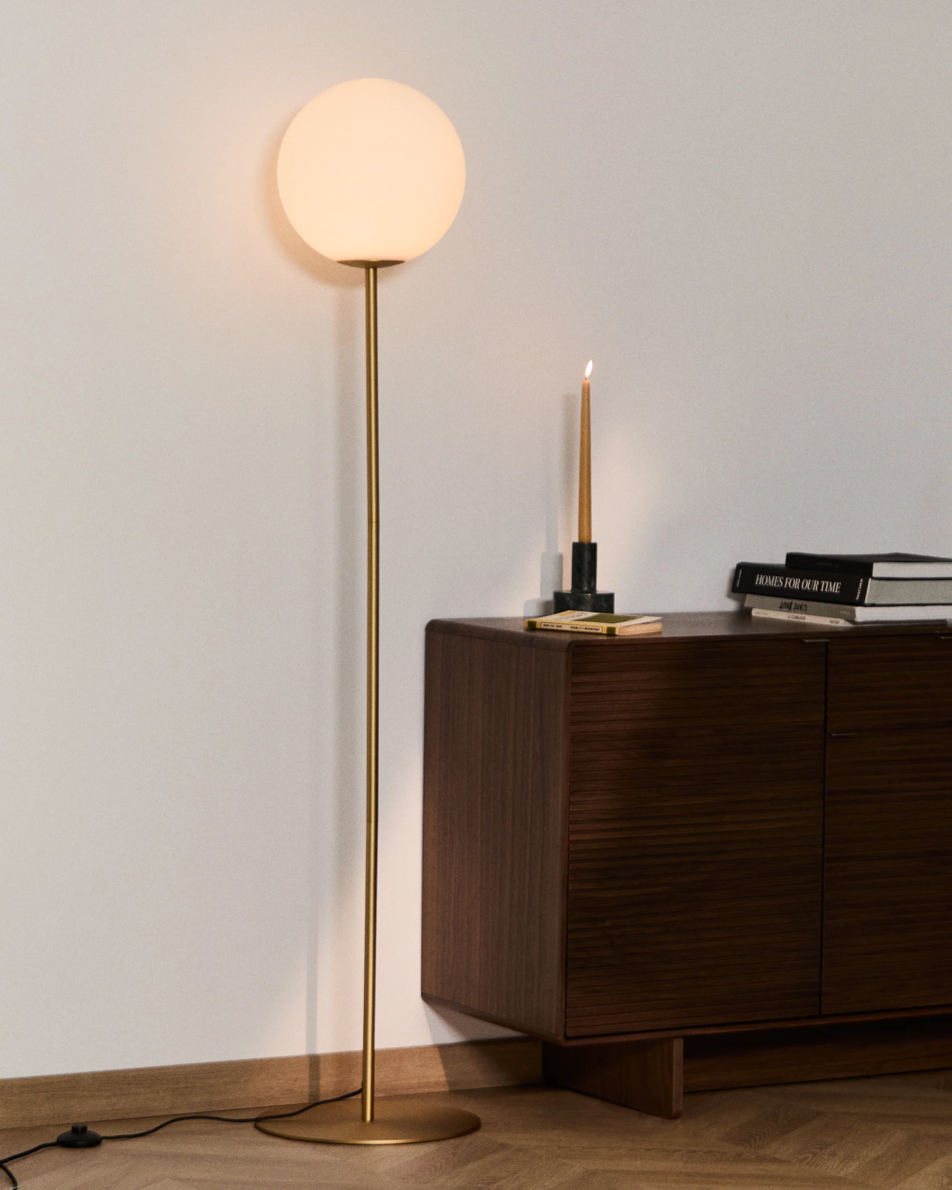 Brisia metal floor lamp with brushed brass finish and 1 frosted glass ball Ø30cm