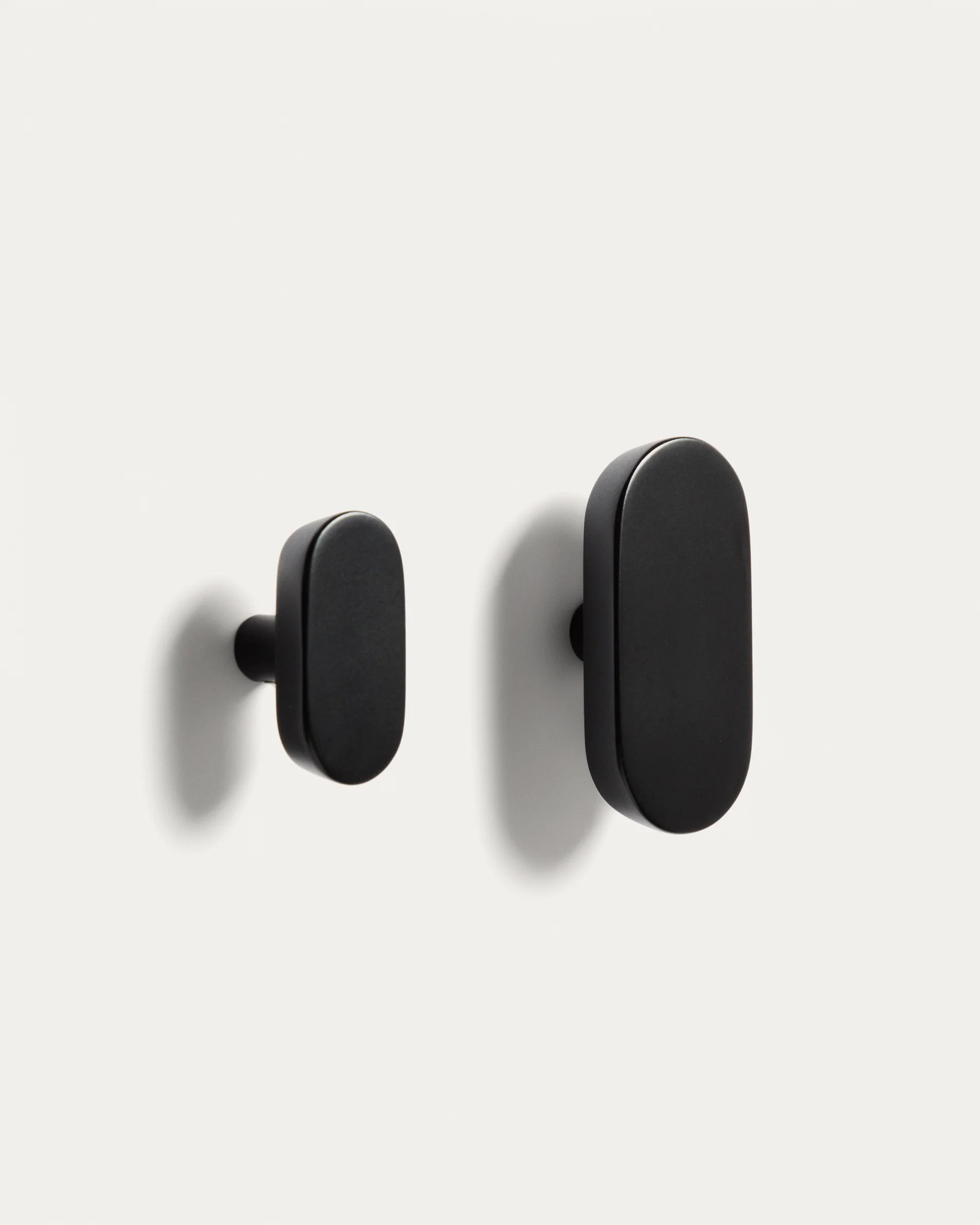 Arely set of 2 solid beech wood hangers with black lacquer finish 6.5 cm/10 cm