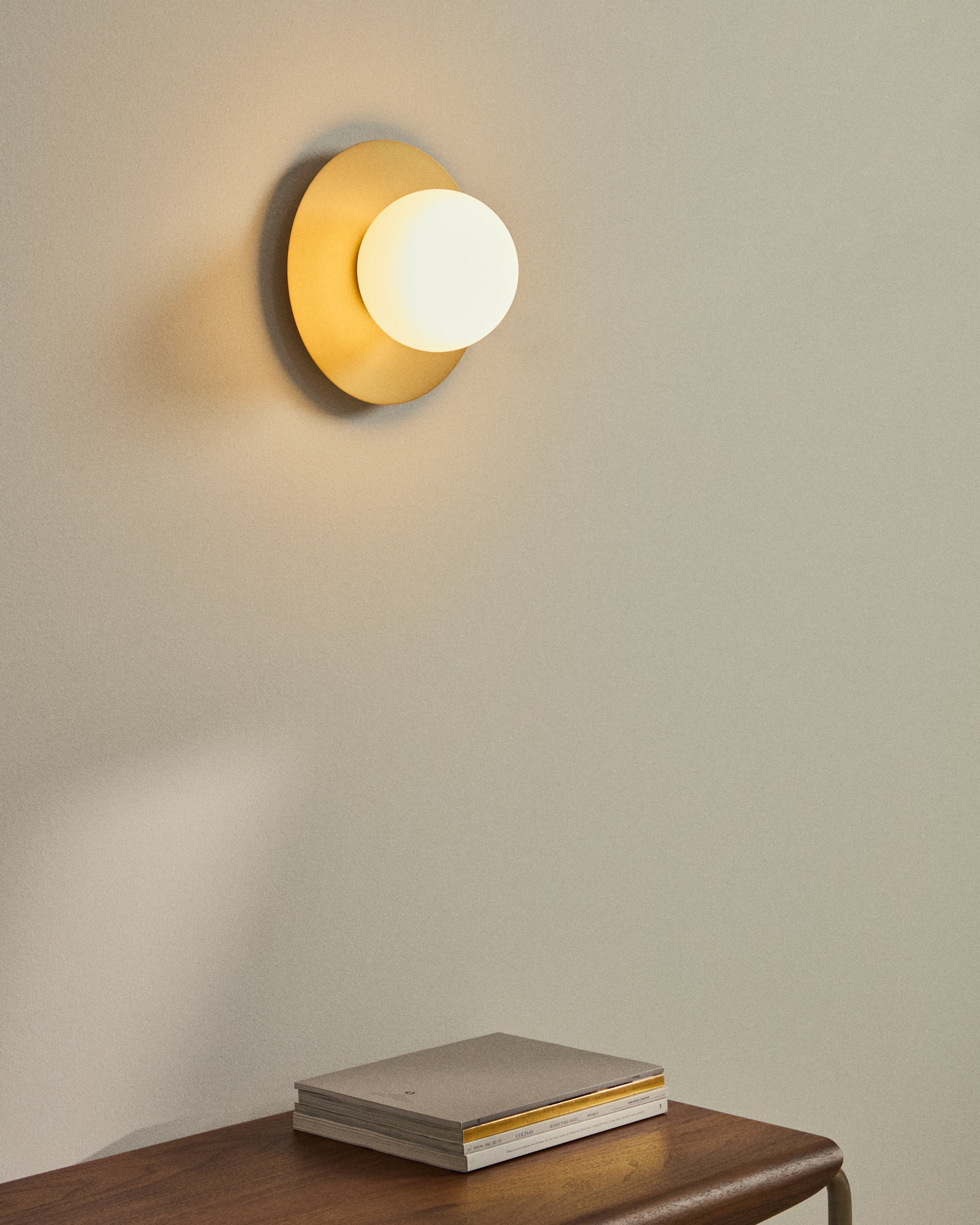 Metal wall lamp with brushed brass finish and 1 frosted glass ball Ø20cm