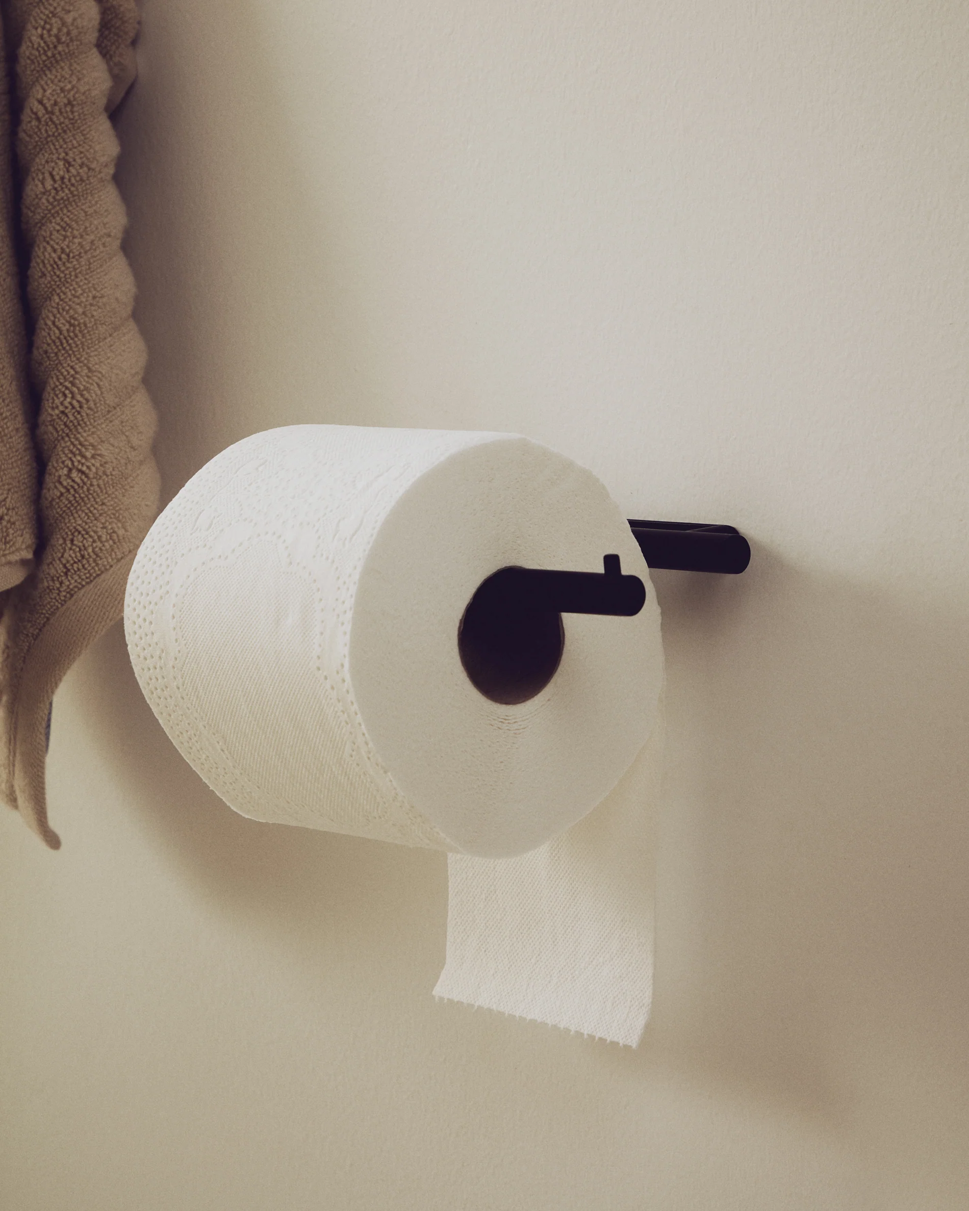 Black metal Arely toilet roll holder