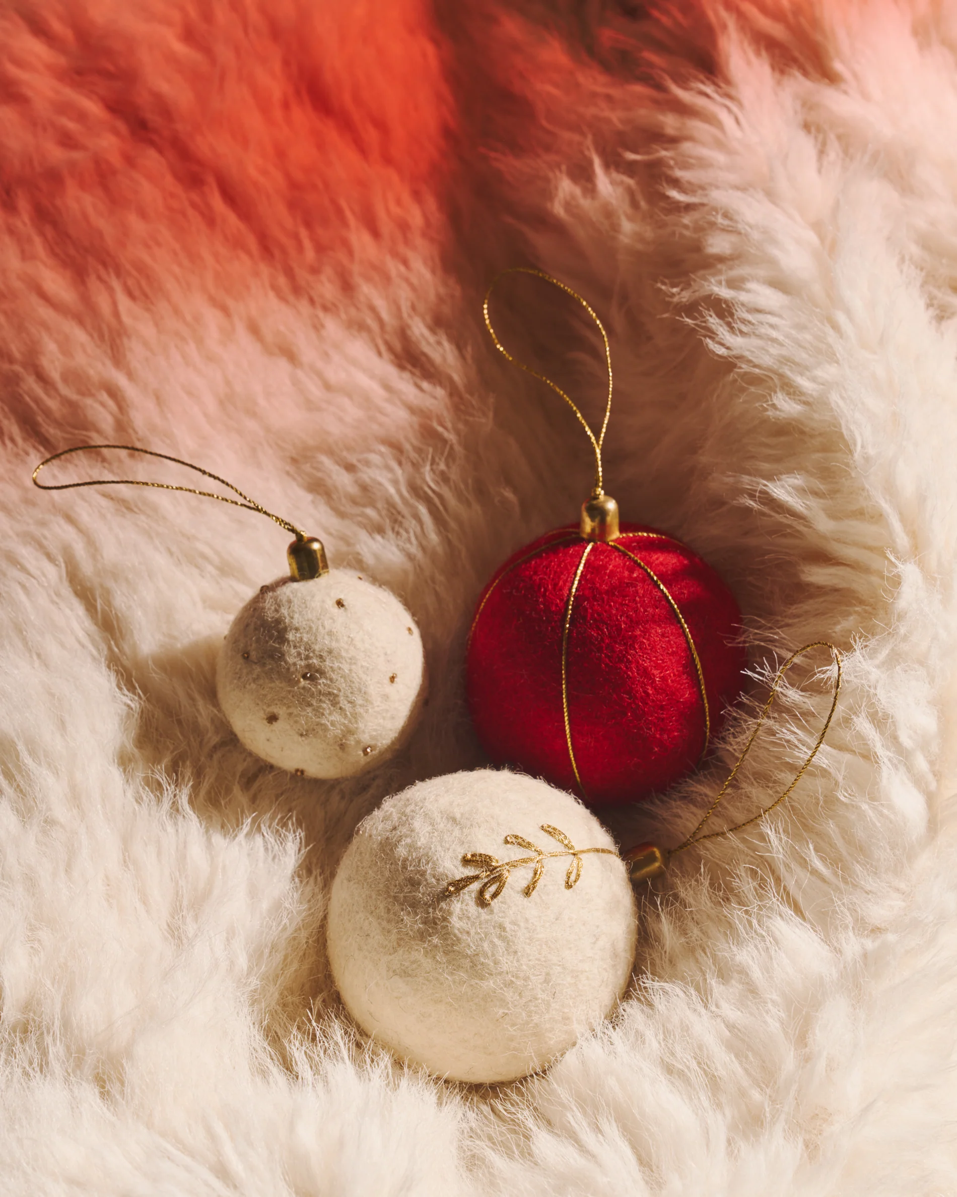 Breshi set of 3 large red decorative pendant balls with gold details