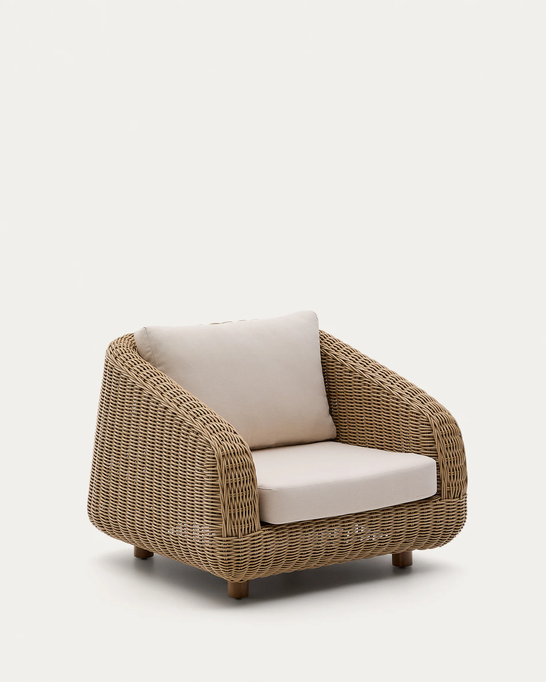 Meria armchair in synthetic rattan with FSC 100% solid acacia wood legs
