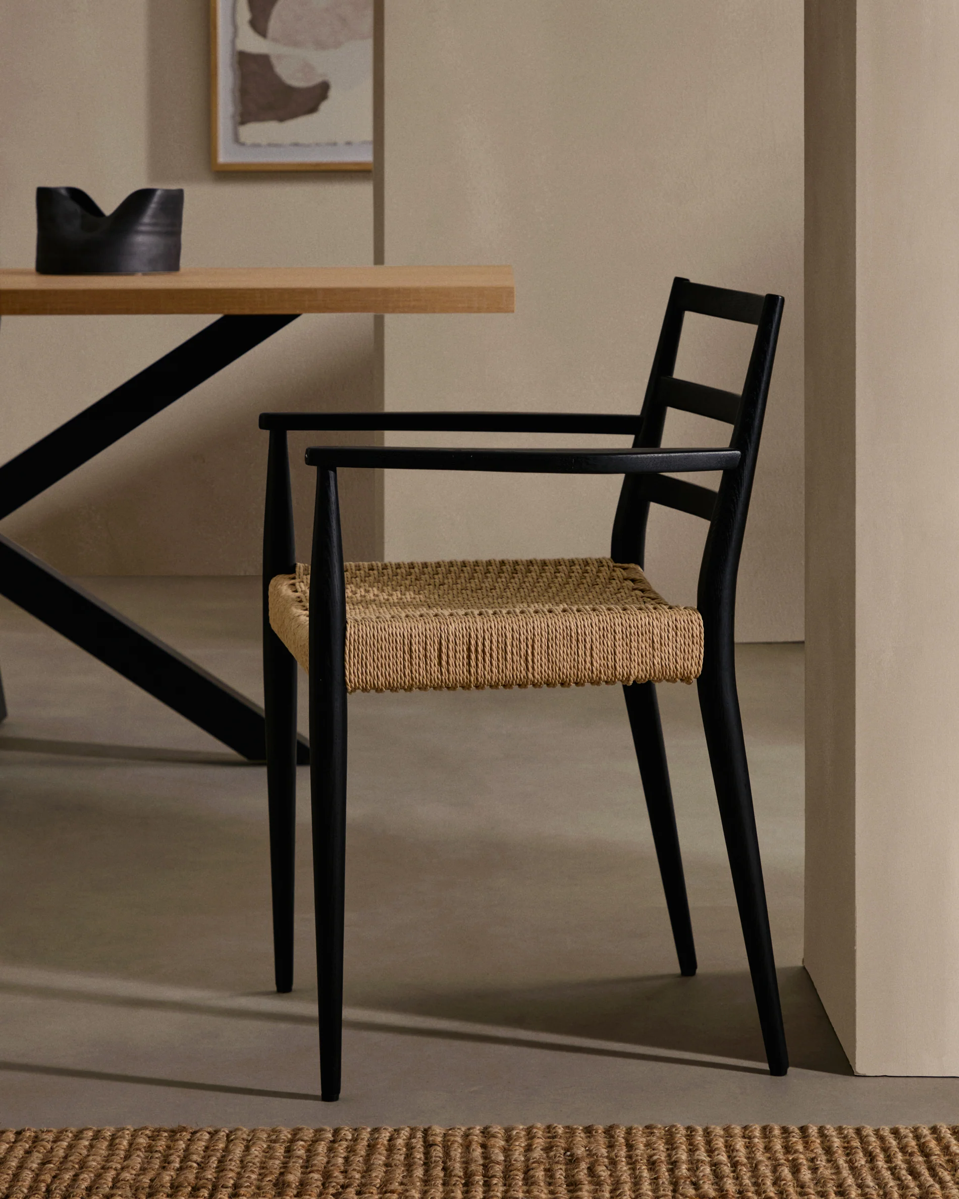 Analy chair with armrests in solid oak wood in a black finish and rope cord seat FSC 100%