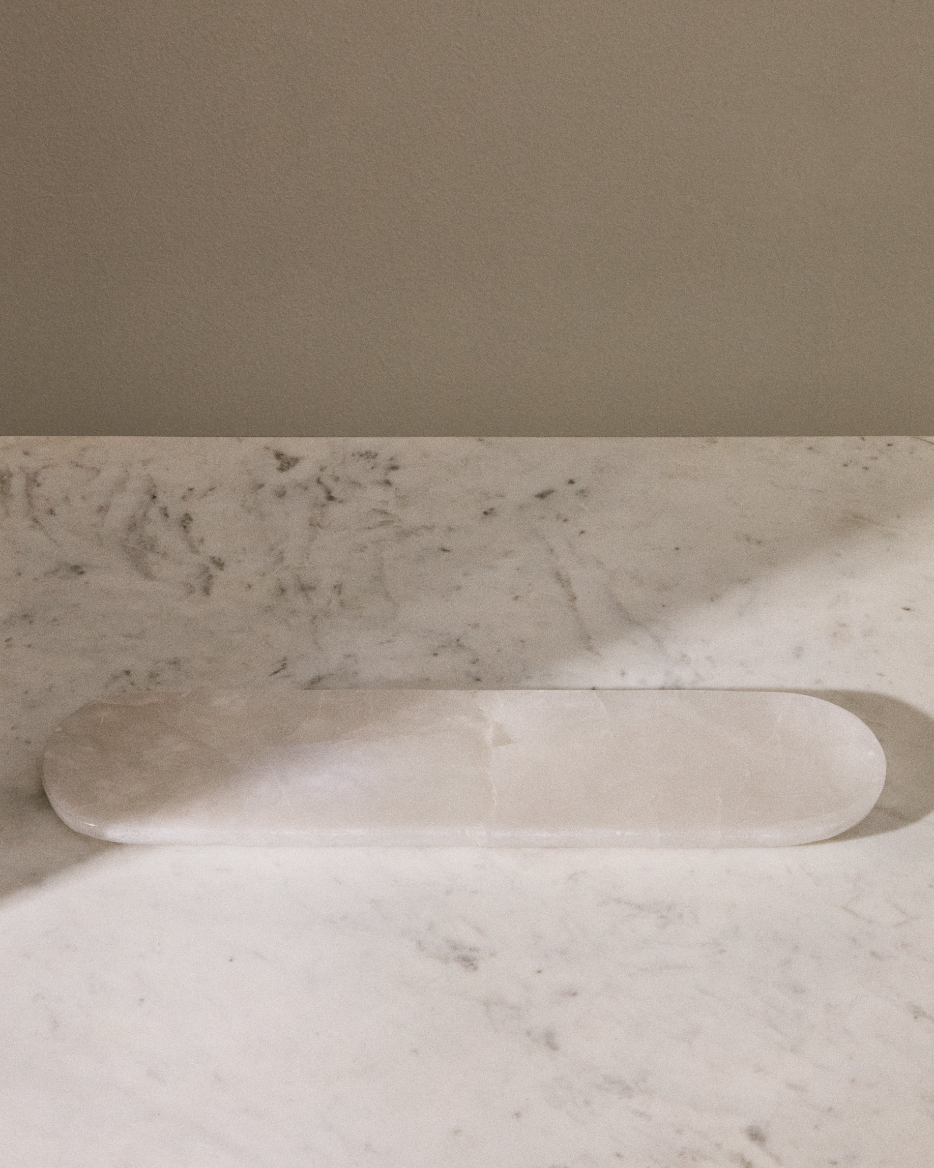 Noreli alabaster centrepiece