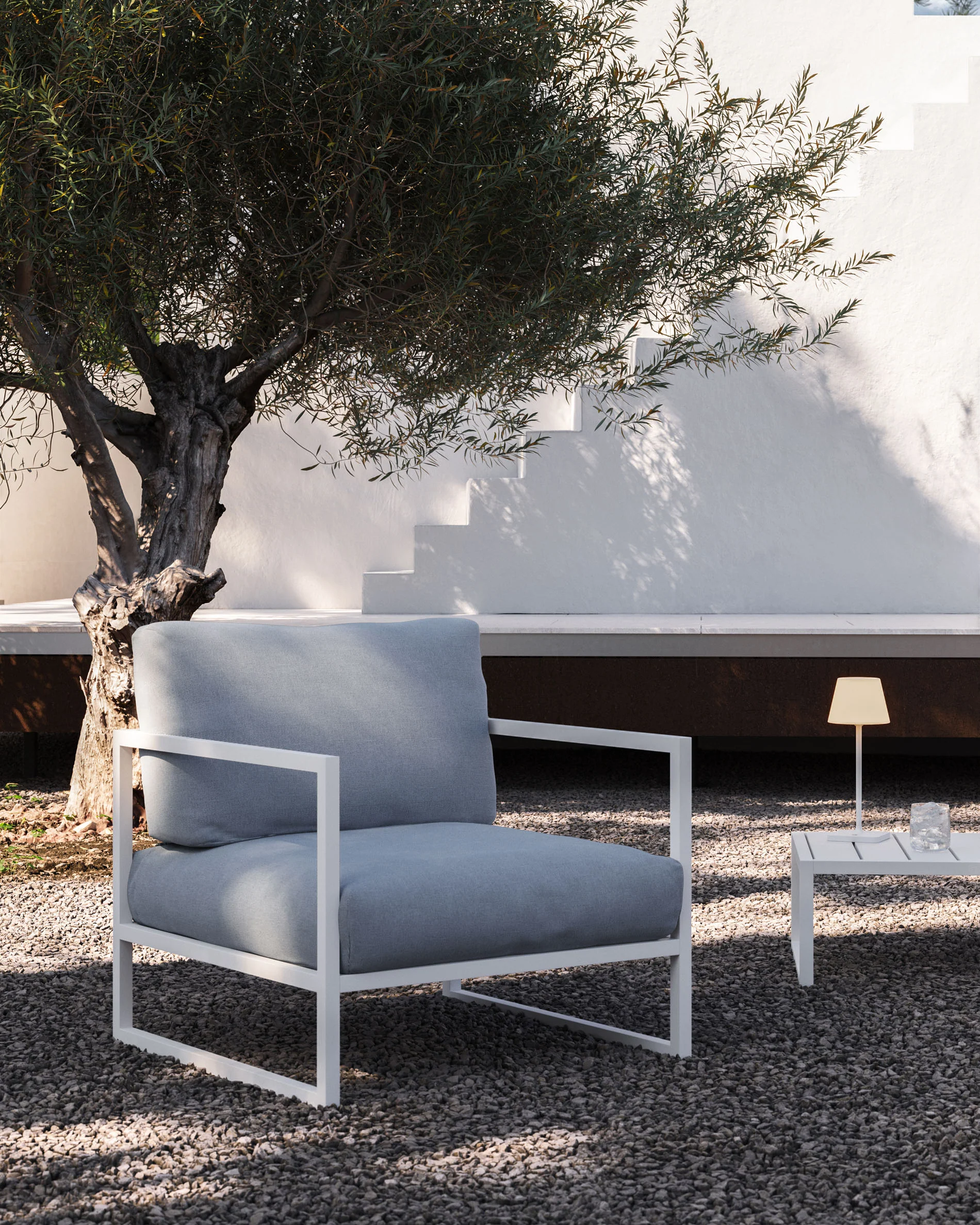 Comova 100% outdoor armchair in blue and white aluminium