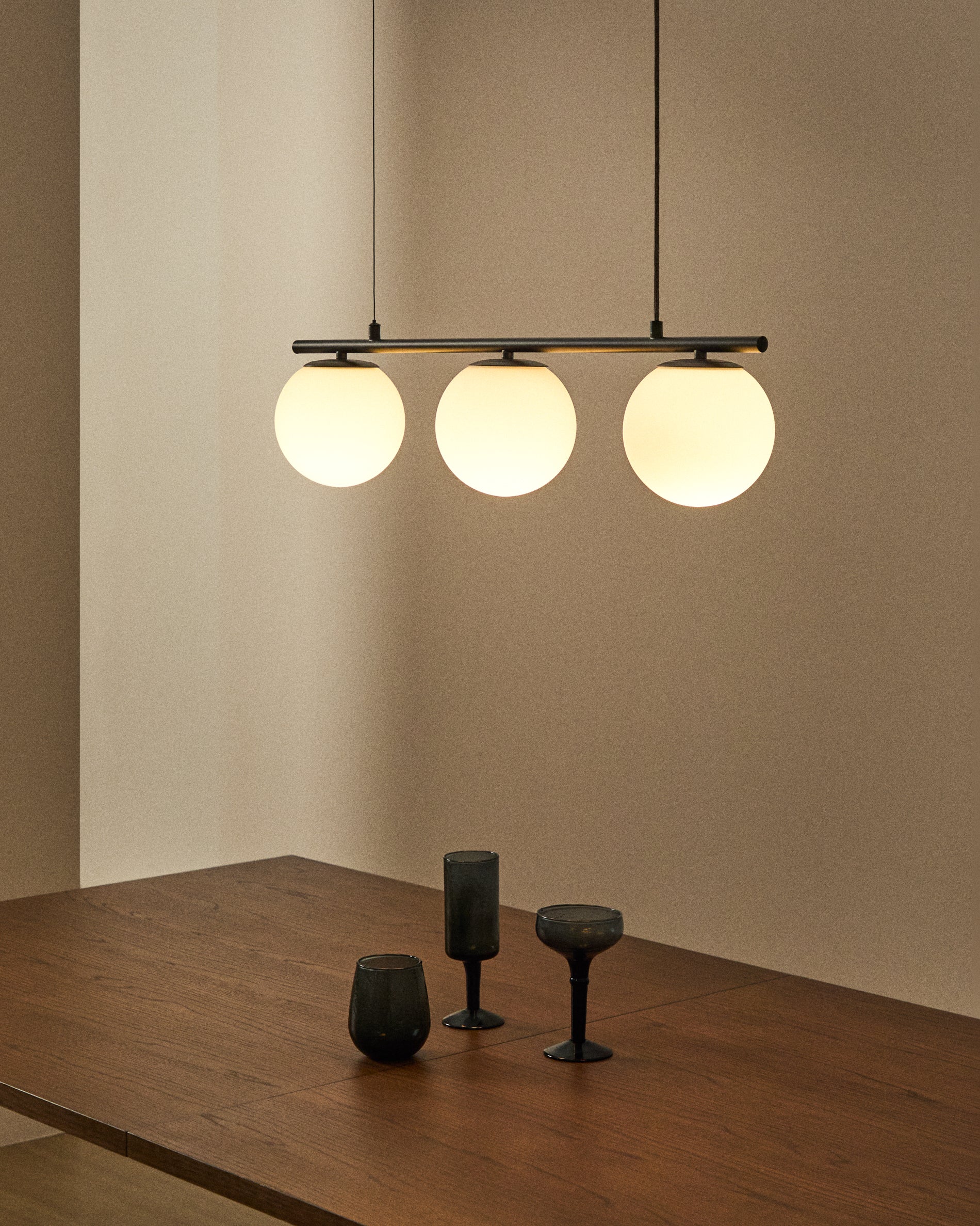 Brisia metal ceiling lamp with black finish and 3 frosted glass balls Ø15cm