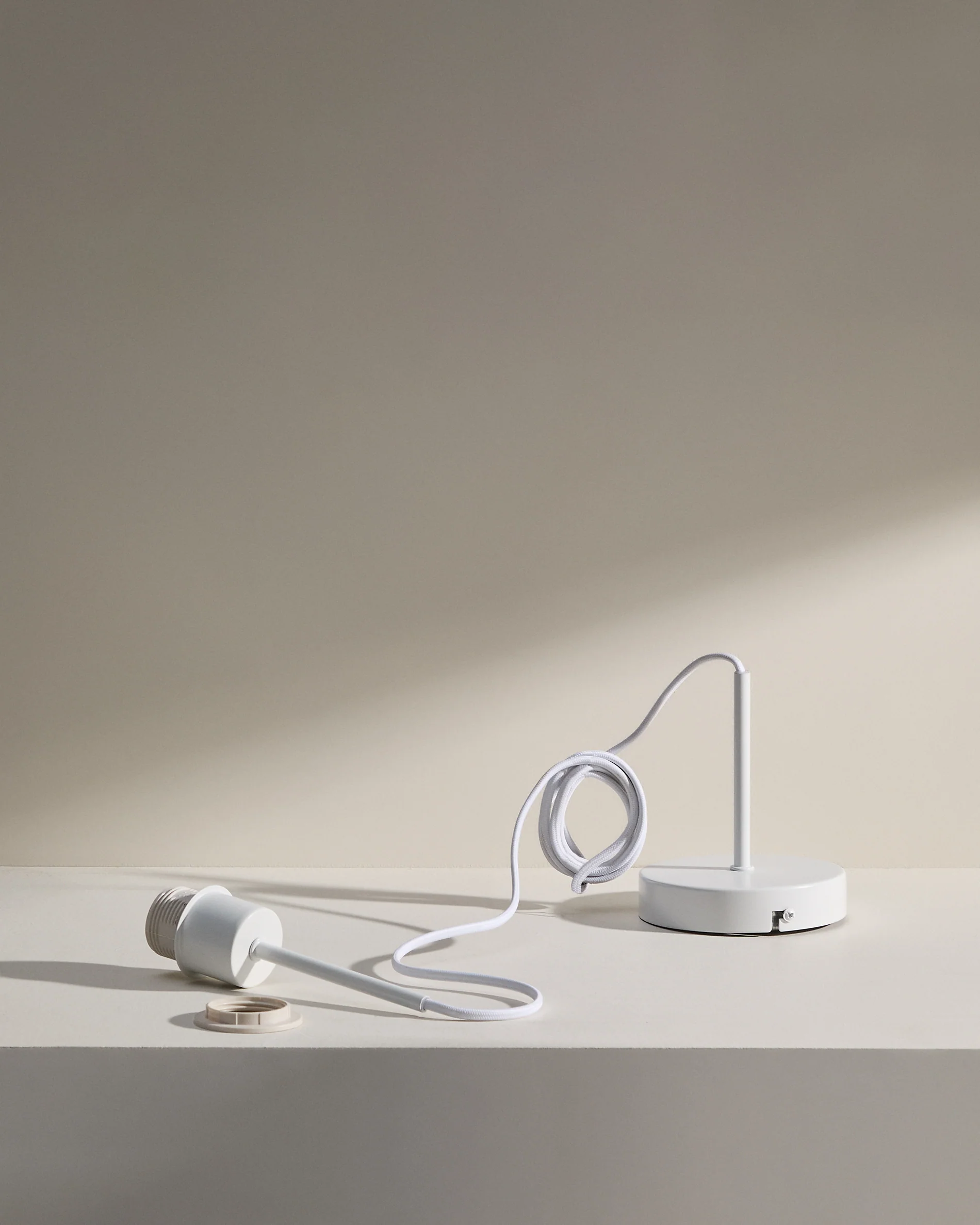 Fluvia metal lamp fitting in a white finish, 250 cm