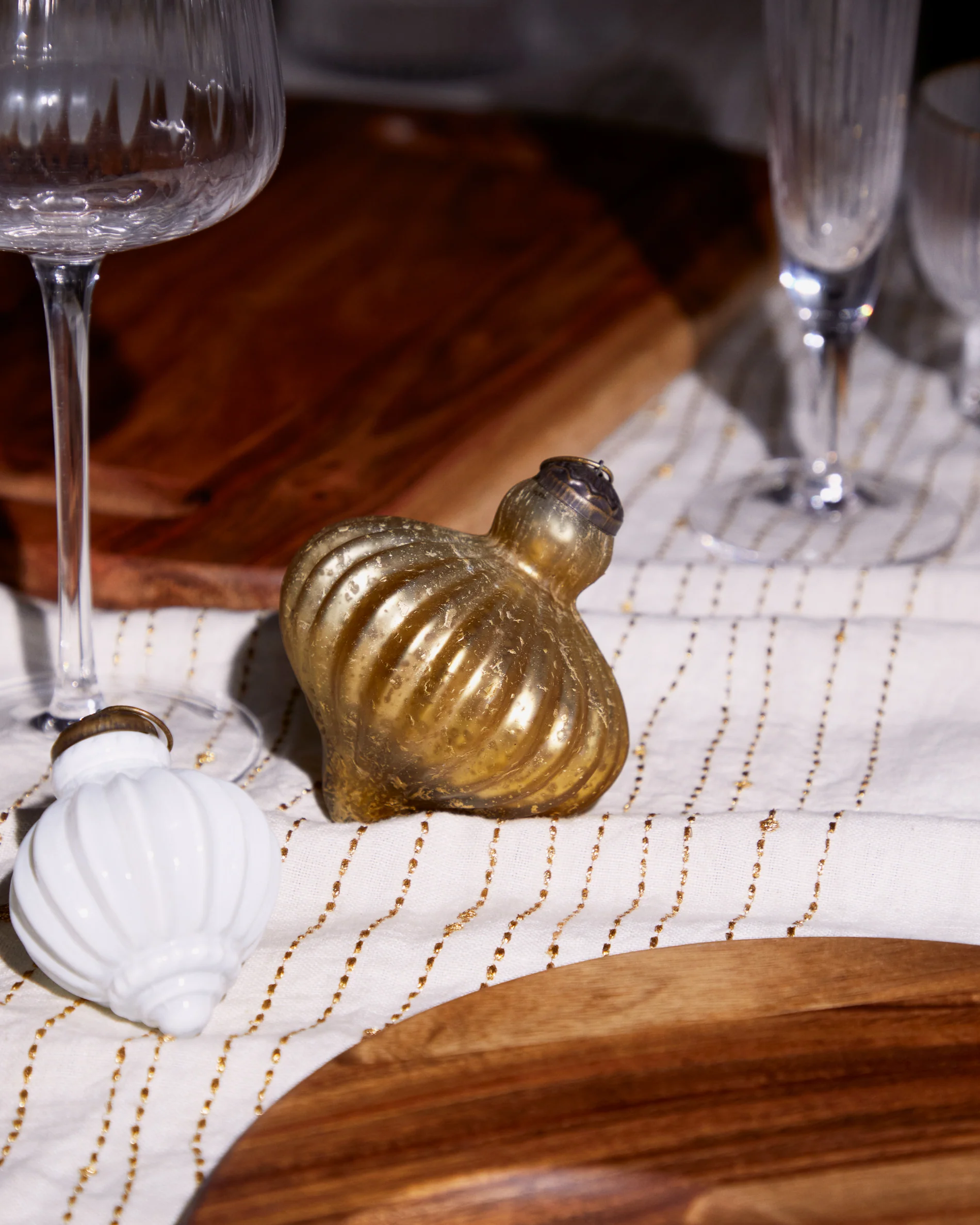 Raj set of 2 hanging ornaments made of gold recycled glass, 10 cm