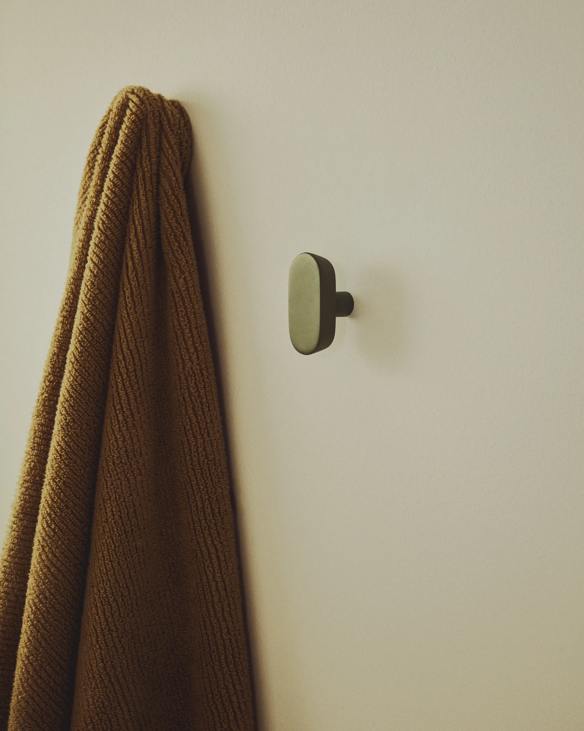 Arely set of 2 solid beech wood hangers with green lacquer finish 6.5 cm/10 cm