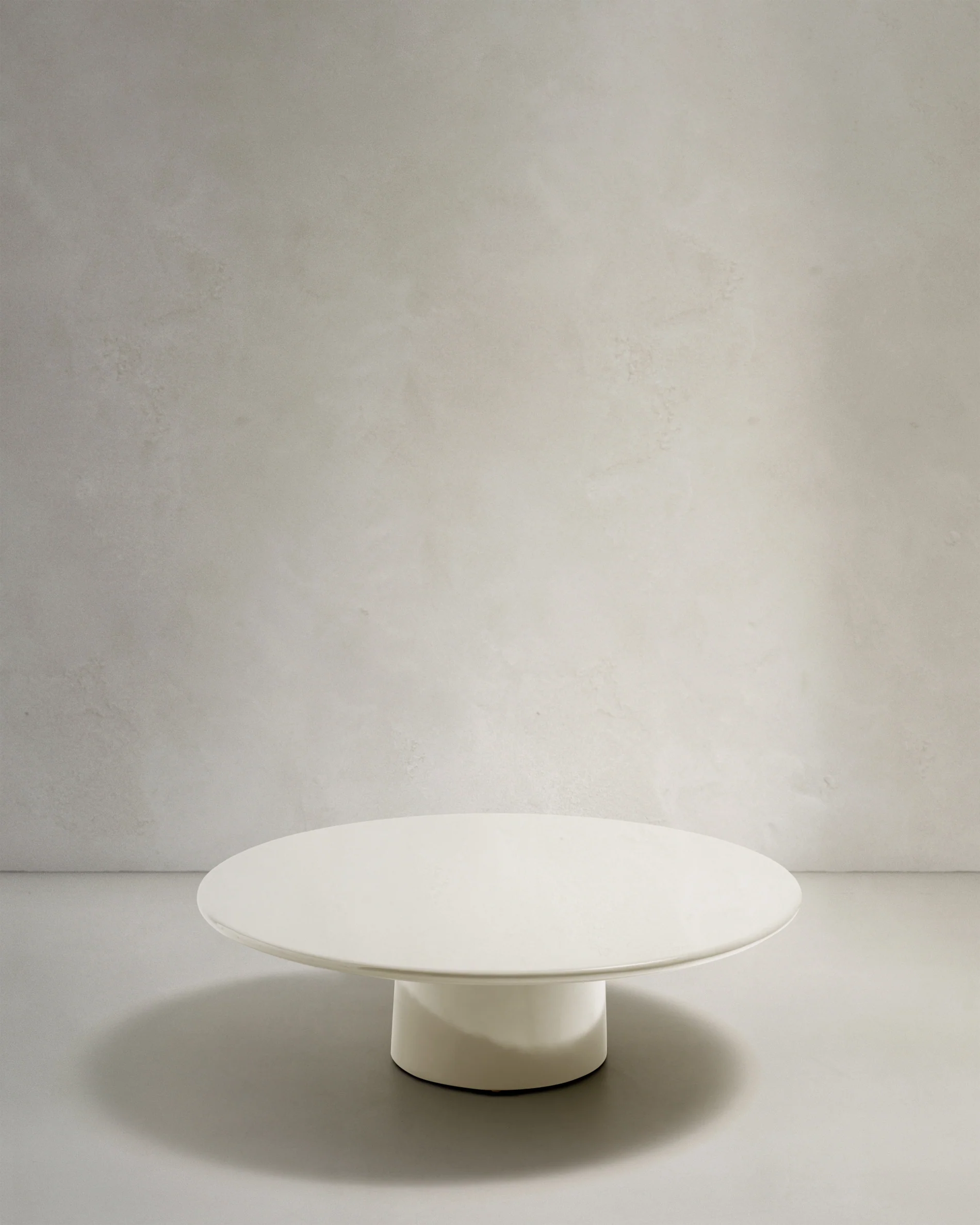 Albanella coffee table in cement with glossy white finish Ø110cm