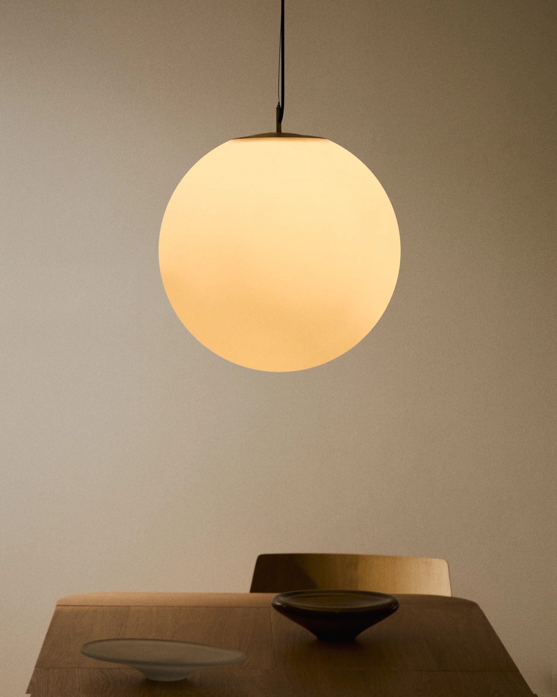 Brisia metal ceiling lamp with brushed brass finish and 1 frosted glass ball Ø50cm