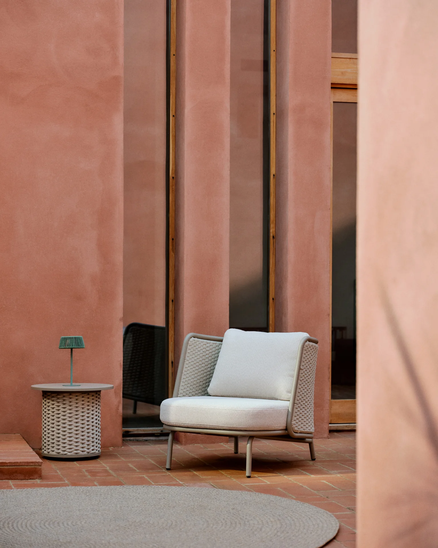 Sedalis outdoor armchair in aluminium and taupe rope cord