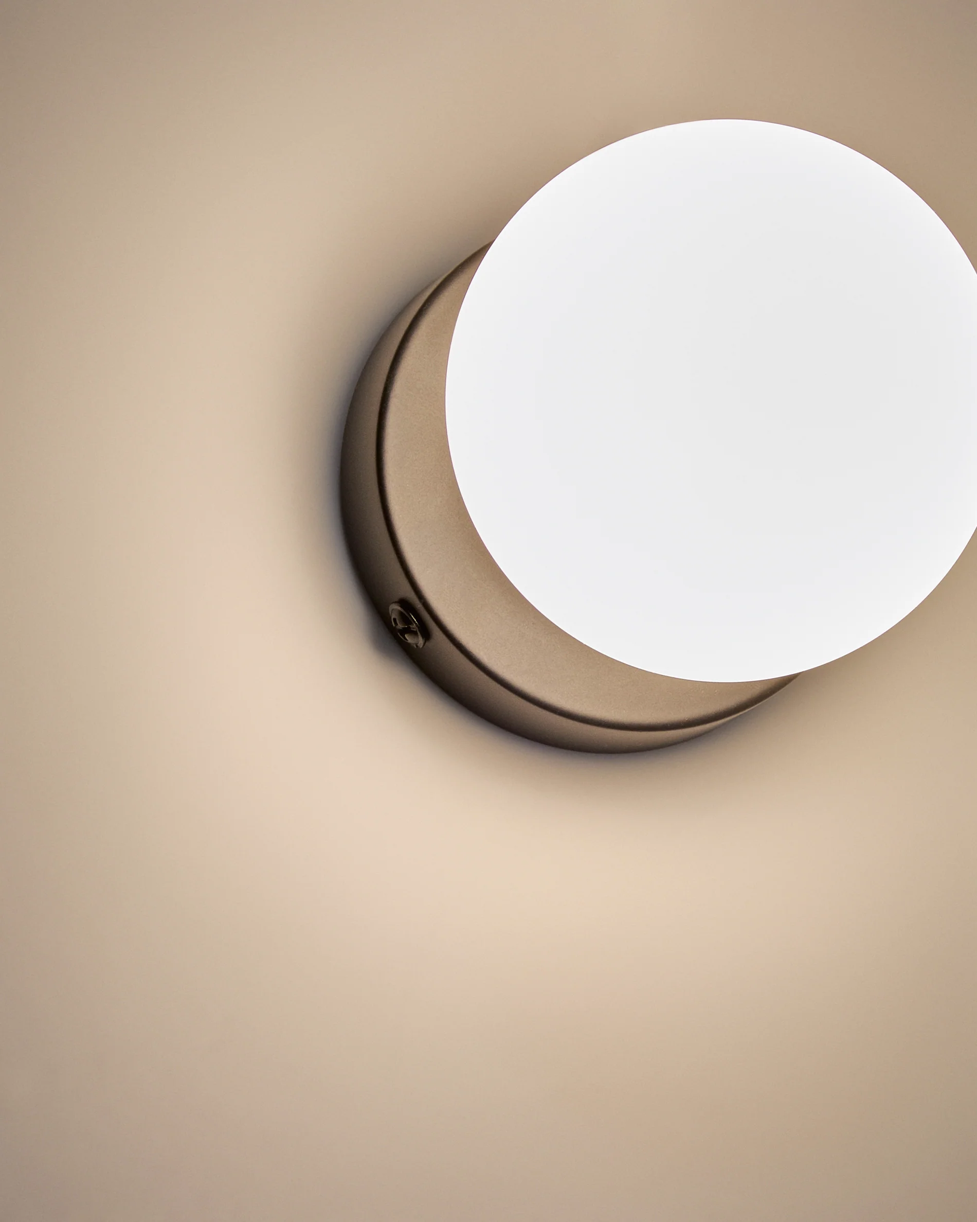 Brisia metal wall lamp with black finish and 1 frosted glass ball Ø8cm