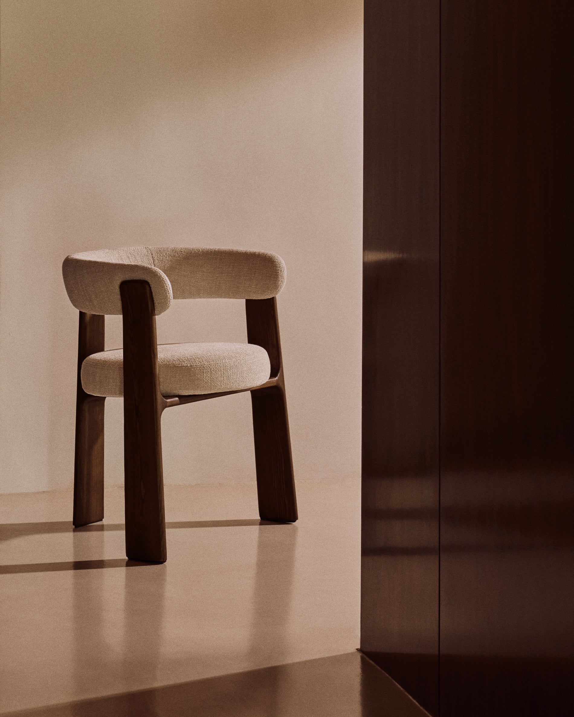 Granite 3-legged chair in beige chenille and with solid ash wood in a walnut finish FSC 100%