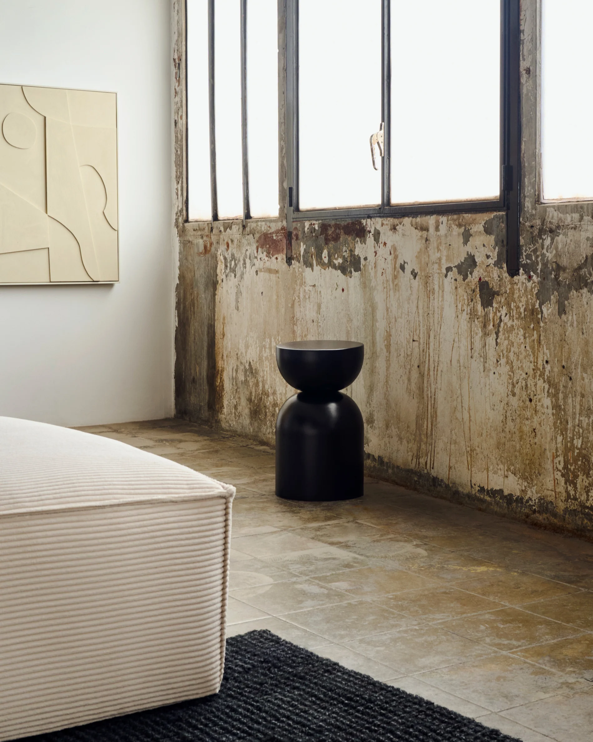 Rachell metal side table with glossy black painted finish Ø 30 cm