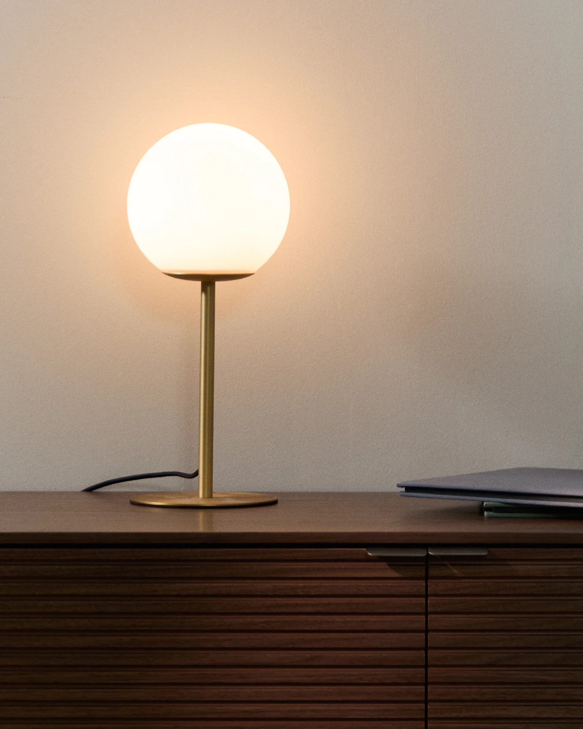 Brisia metal table lamp with brushed brass finish and 1 frosted glass ball Ø15cm
