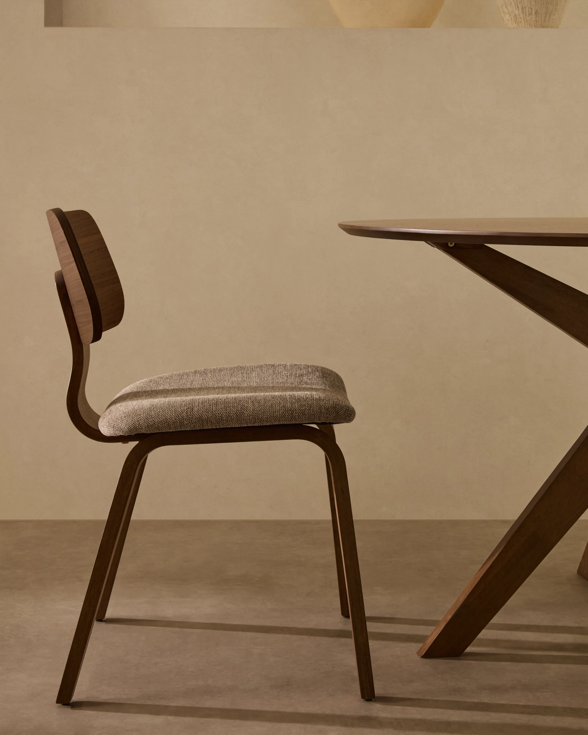 Gena chair in walnut veneer and beige chenille