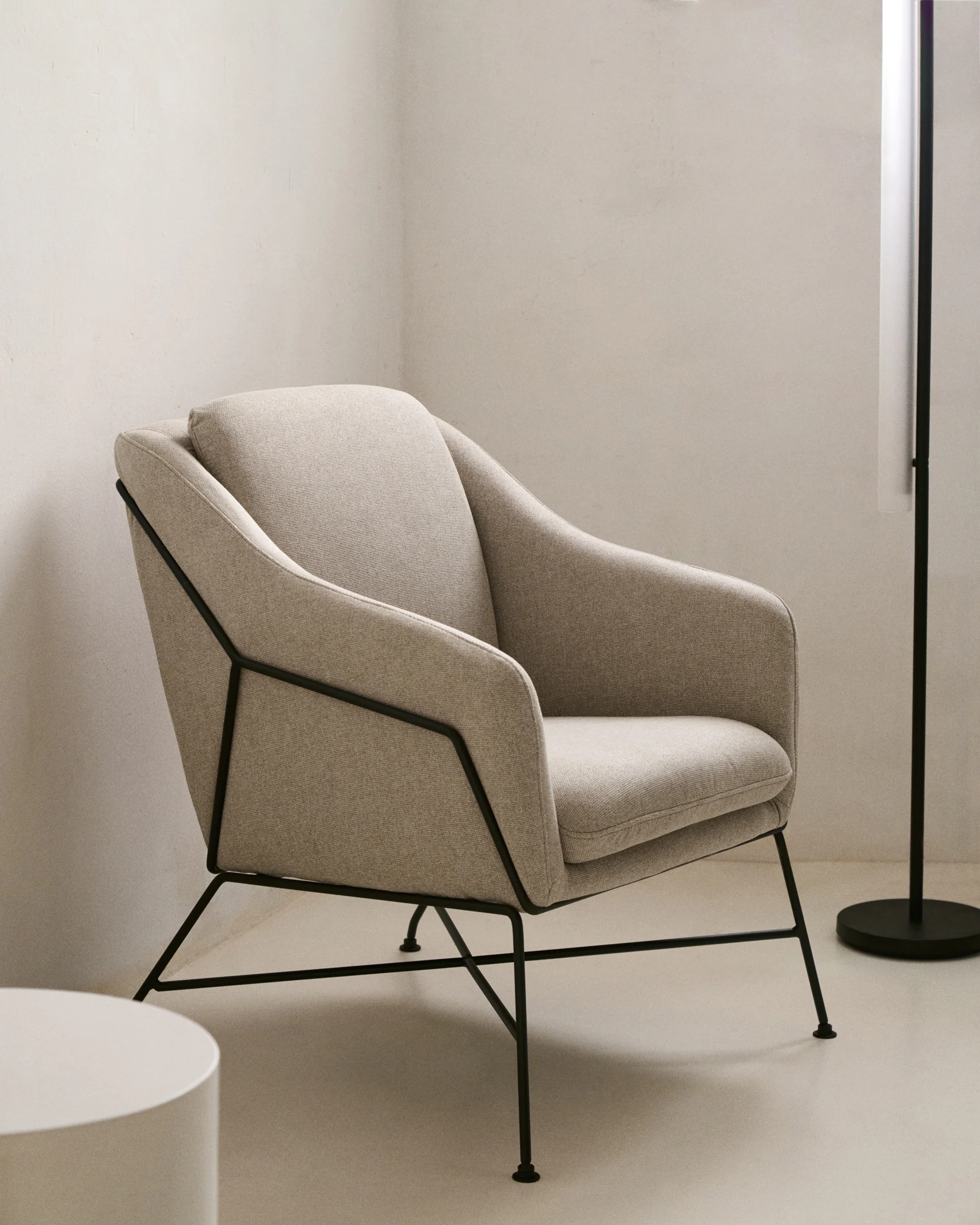 Brida armchair in beige and steel legs with black finish