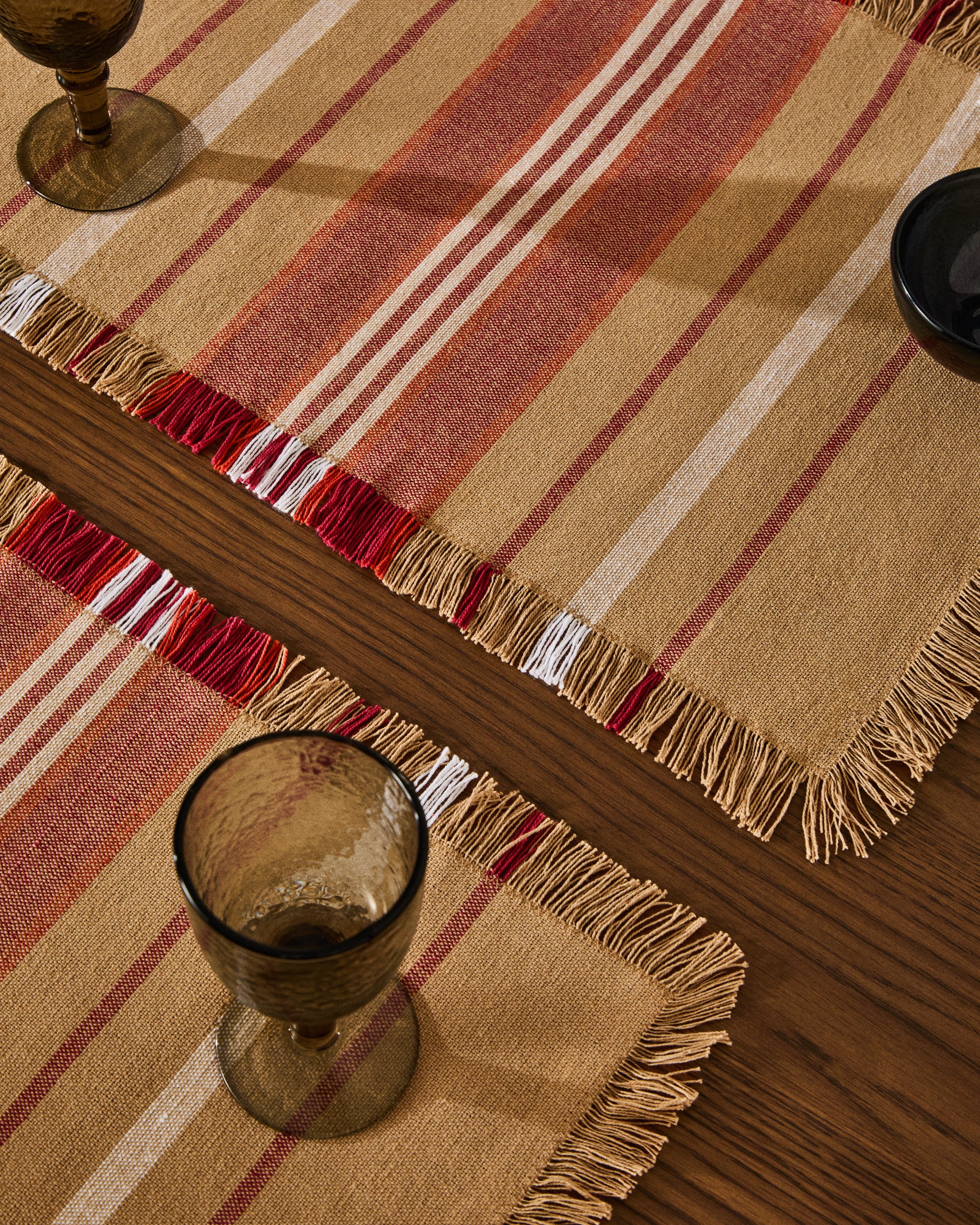 Davia set of 2 placemats in 100% cotton with red stripes and fringed detail 35 x 50cm