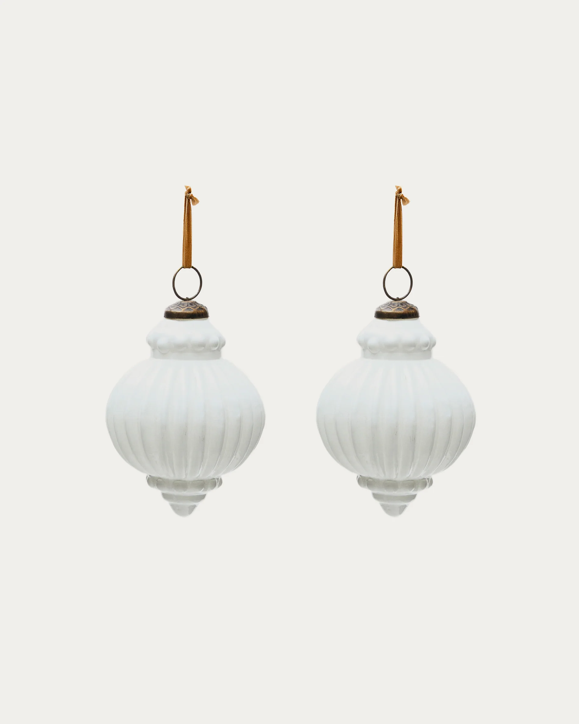 Irlo set of 2 Christmas baubles made of white recycled glass, Ø 10 cm