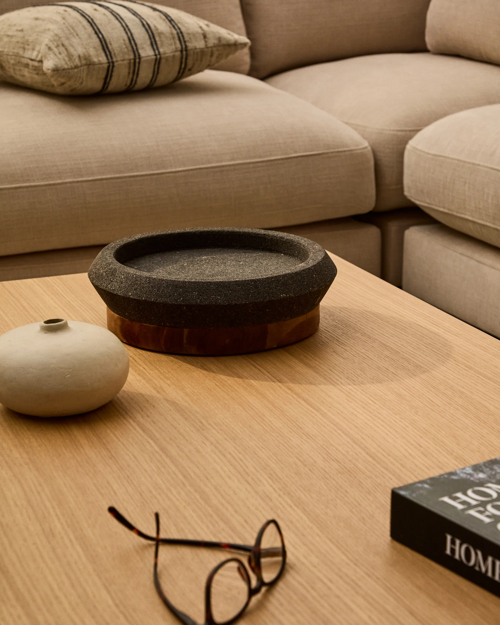 Naro centrepiece in black stone and teak wood Ø30cm