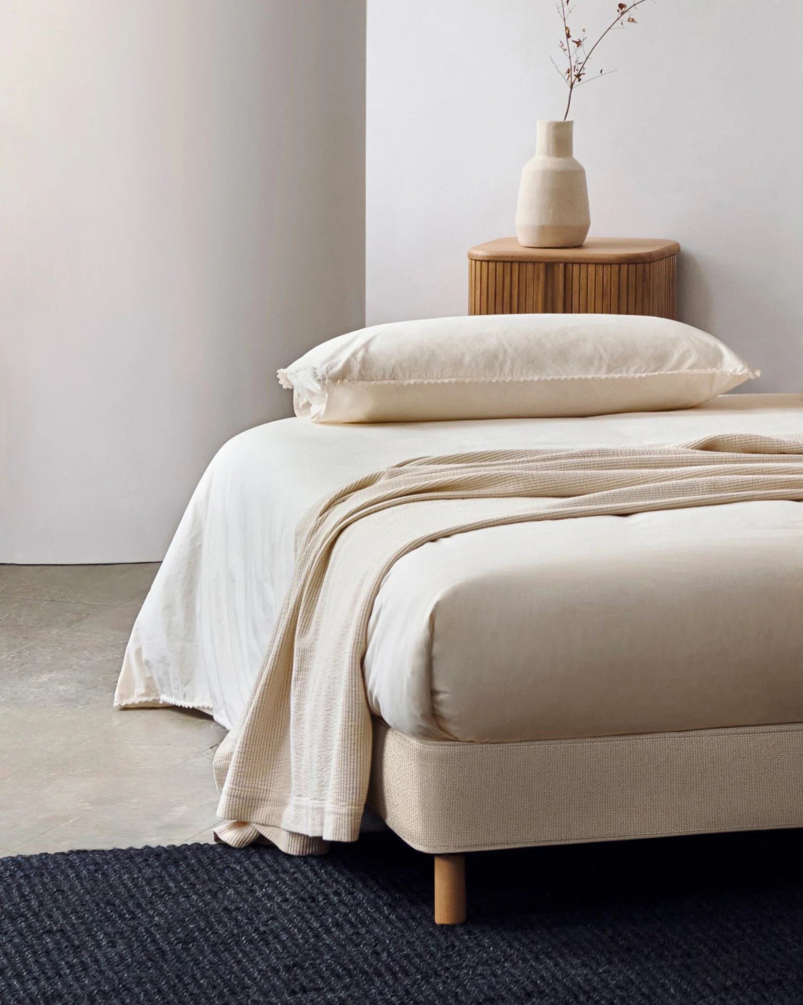 Ofelia base with ecru removable cover and solid beech wooden legs for a 90 x 200 cm mattress FSC Mix Credit