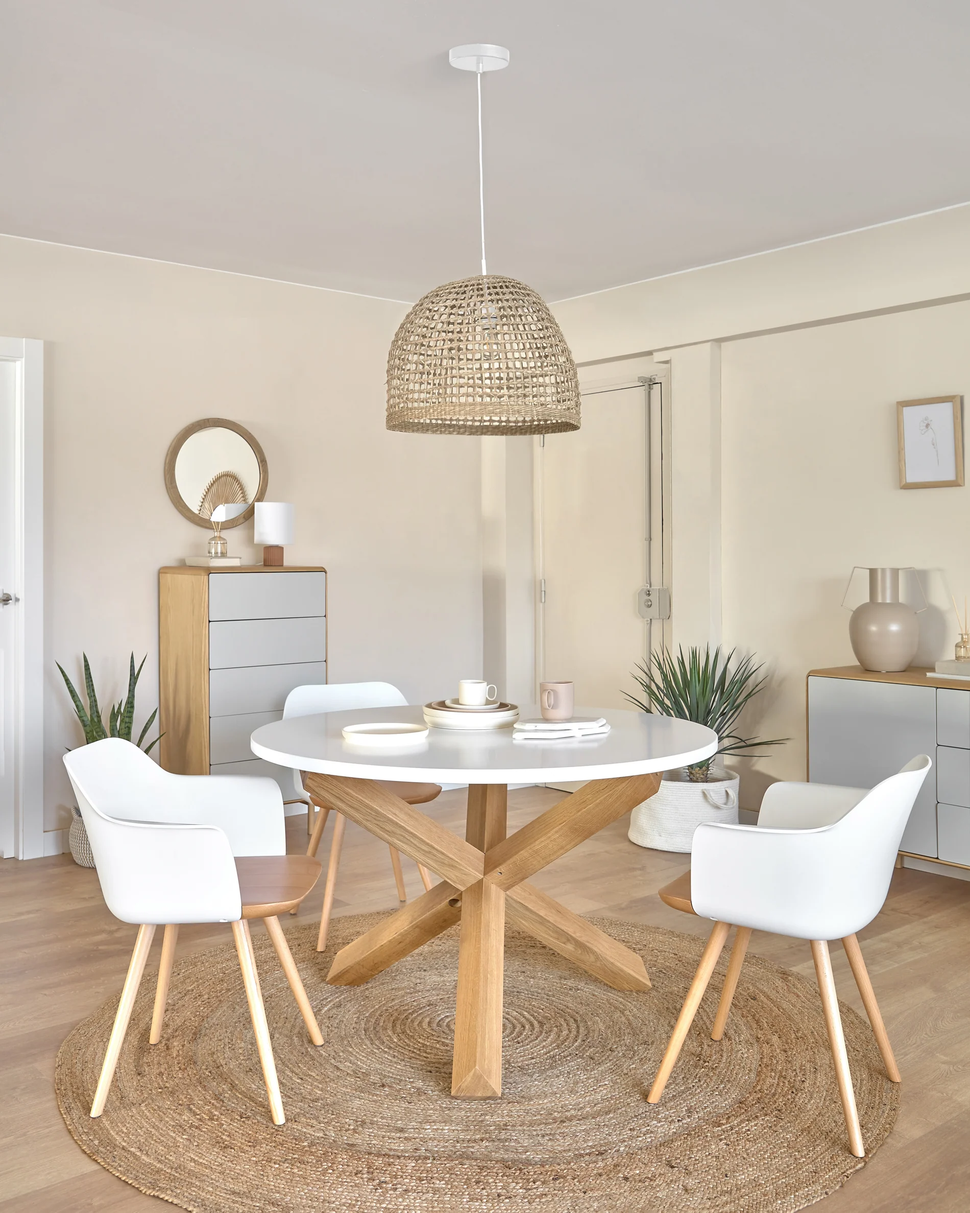 Lotus table in white with solid oak legs, Ø 120 cm