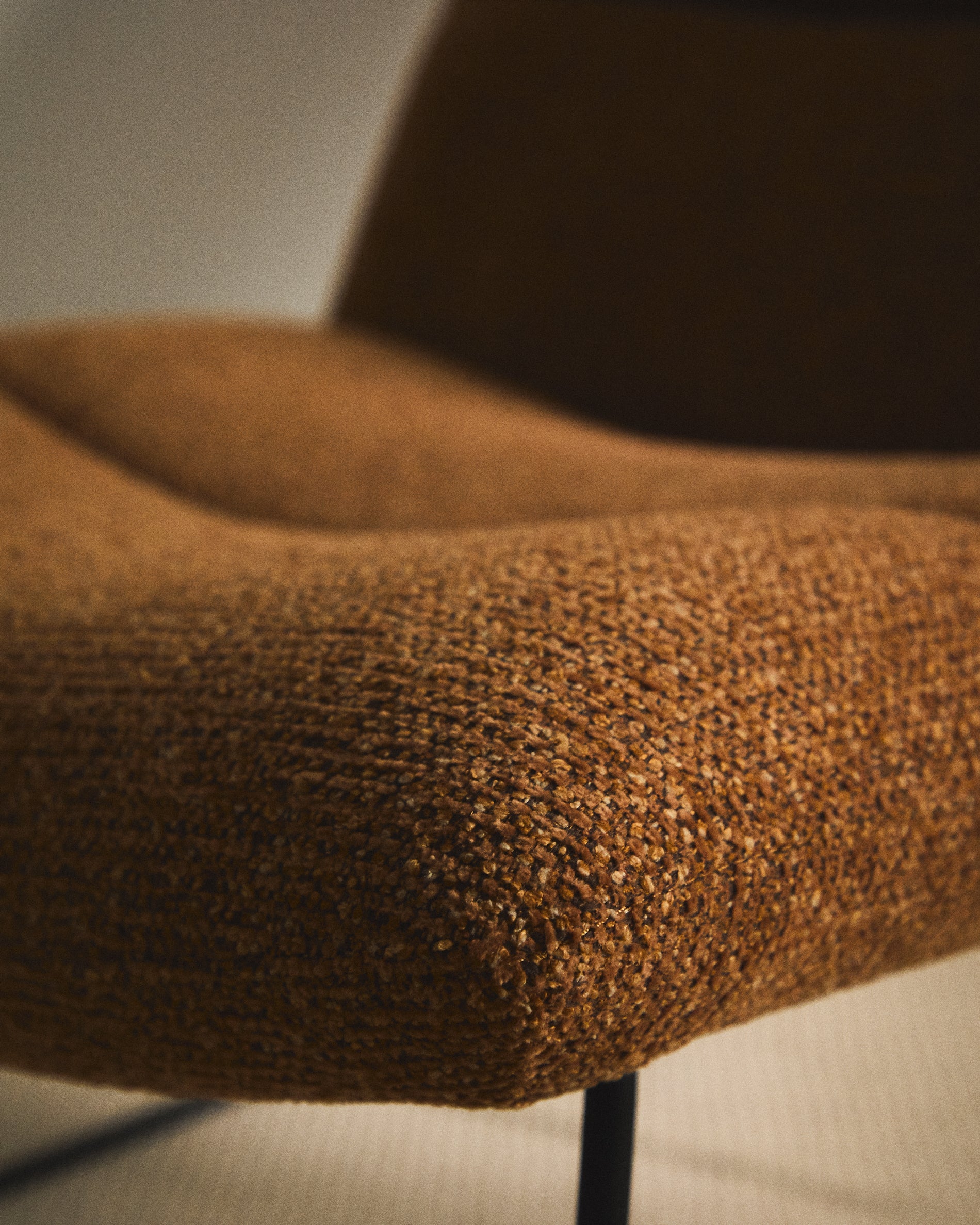 Asen terracotta chenille armchair with black steel legs FSC 100%