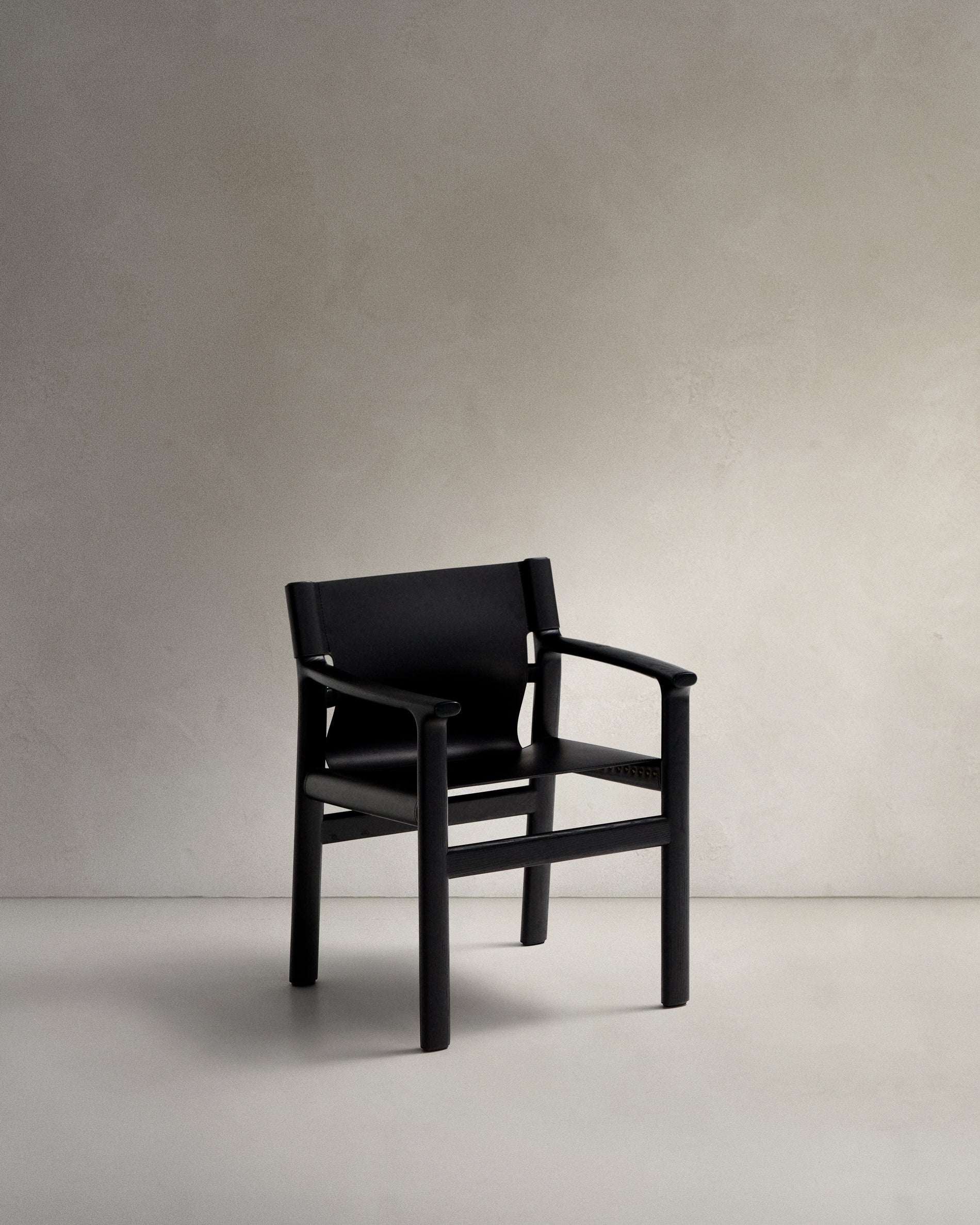 Jan chair made of black recycled leather fibres and FSC 100% solid ash wood with black finish