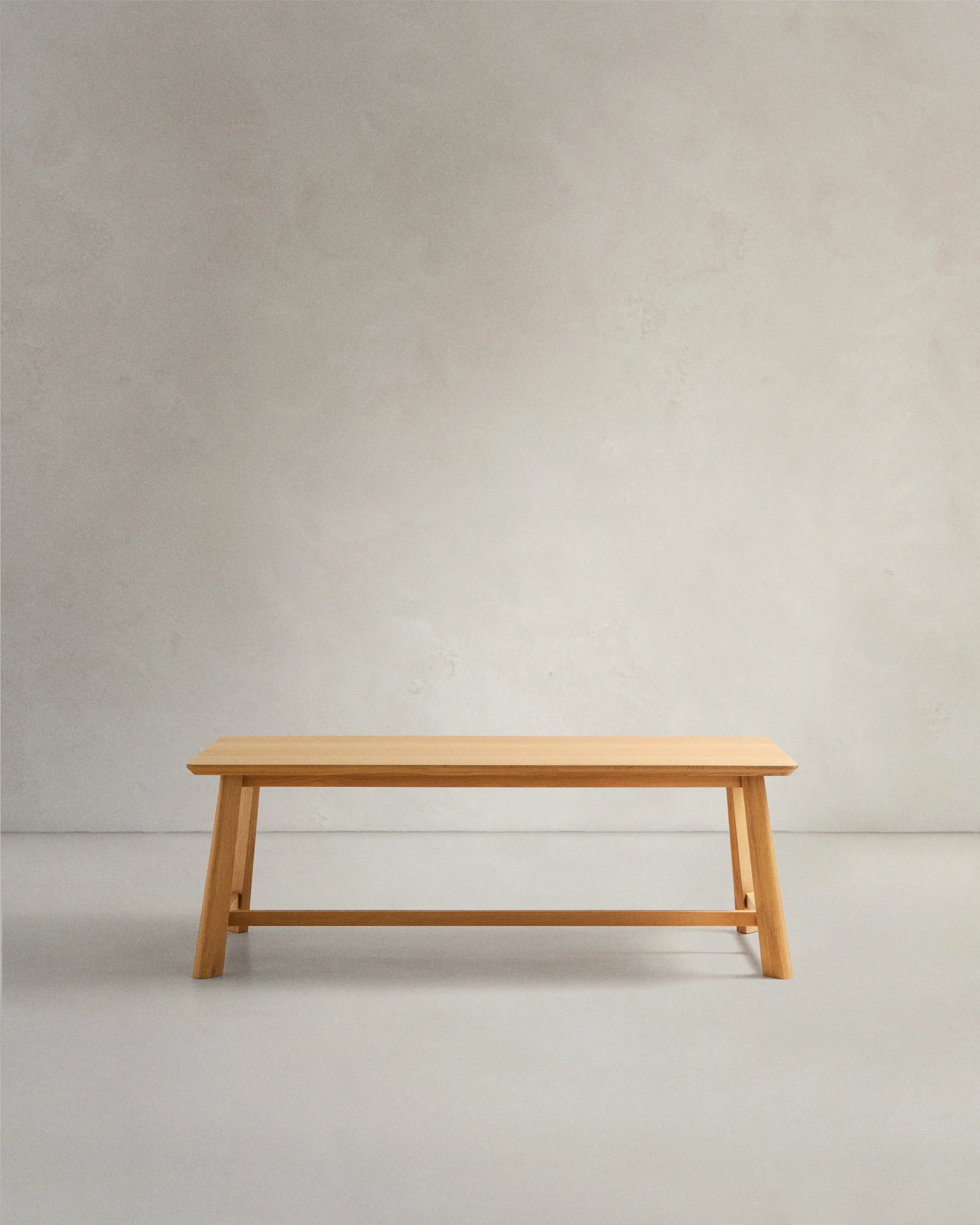 Idun table made of veneer and solid oak wood with natural tone finish FSC Mix Credit 220x100cm