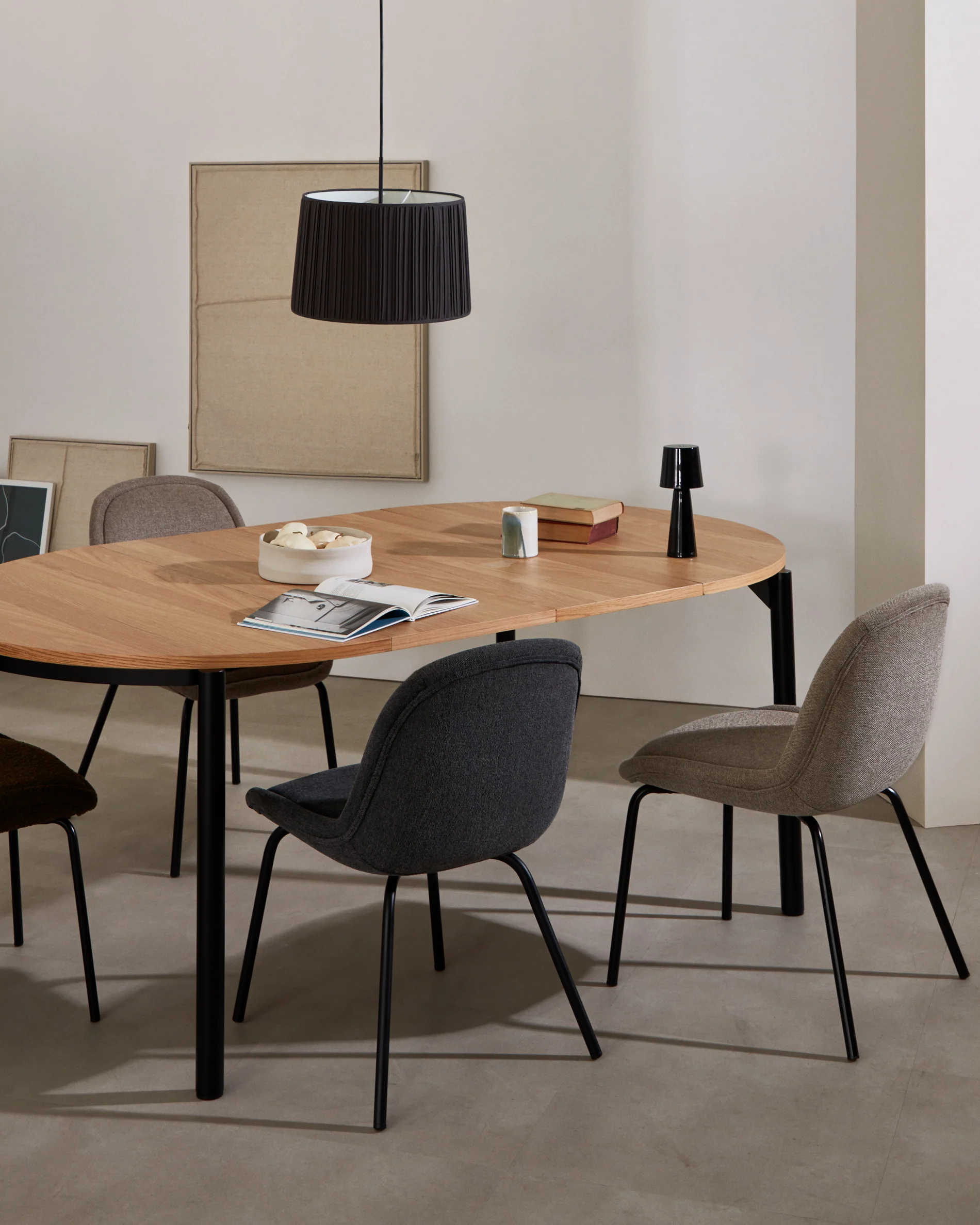 Montuiri extendable round table in oak veneer and steel legs with black finish, Ø 120 (200) cm