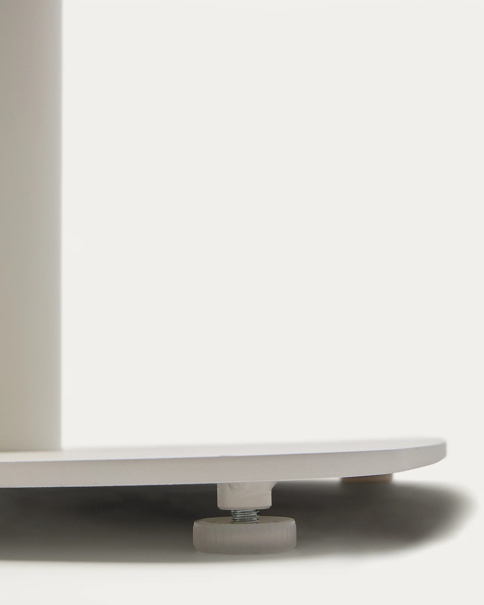 Dina high round outdoor table in white with metal leg in a painted white finish, Ø 60 x 96 cm