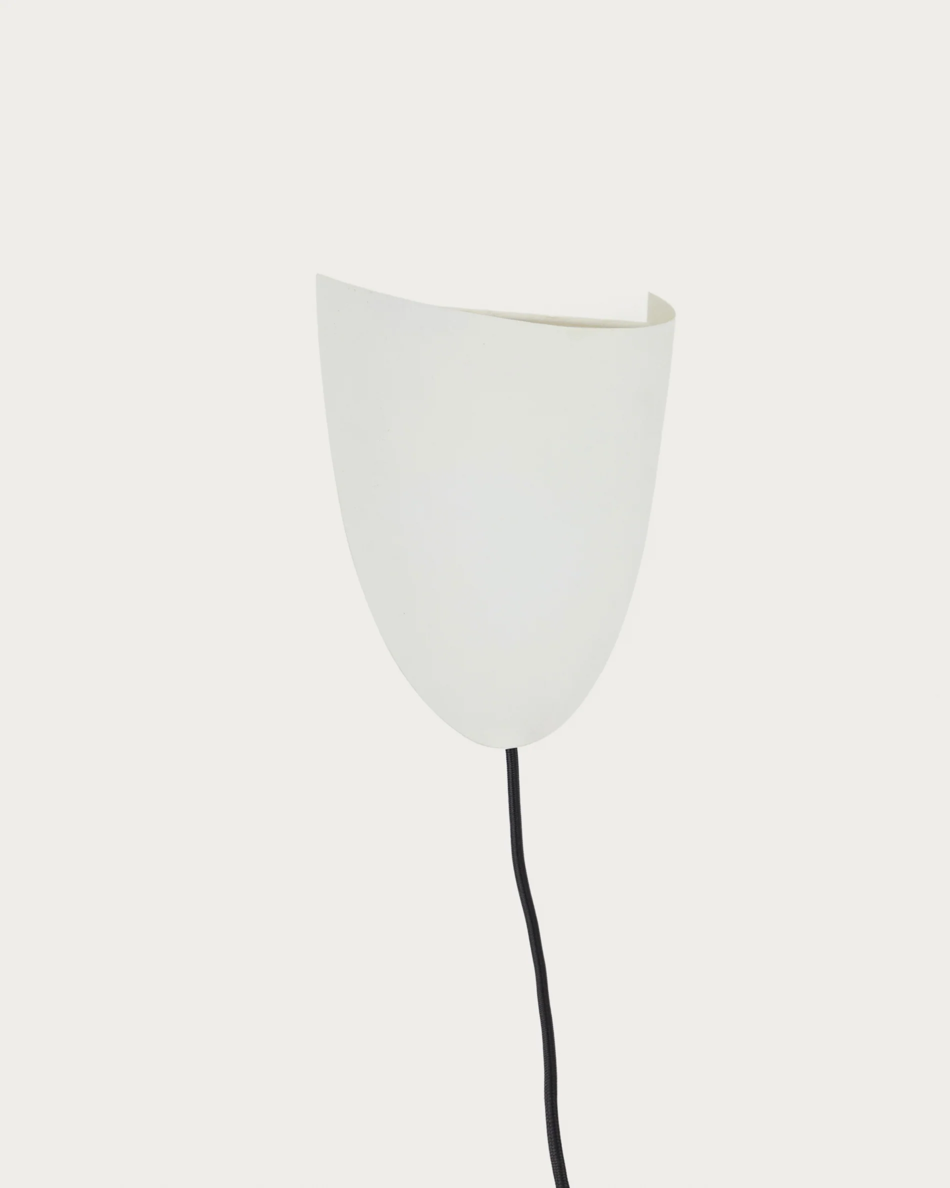 Nibla wall-mounted light fixture in white clay-effect metal