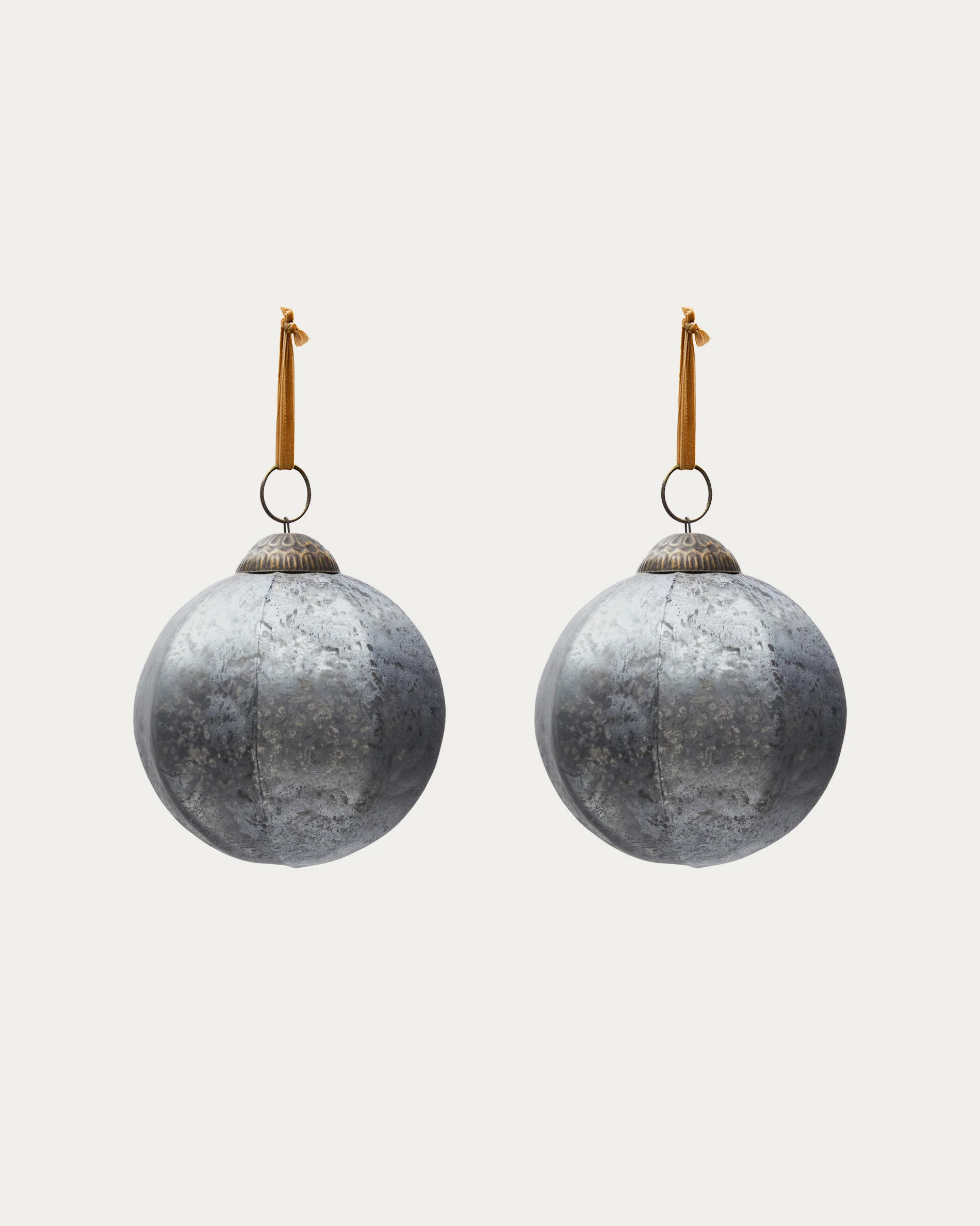 Blama set of 2 Christmas baubles made of silver recycled glass, Ø 10 cm