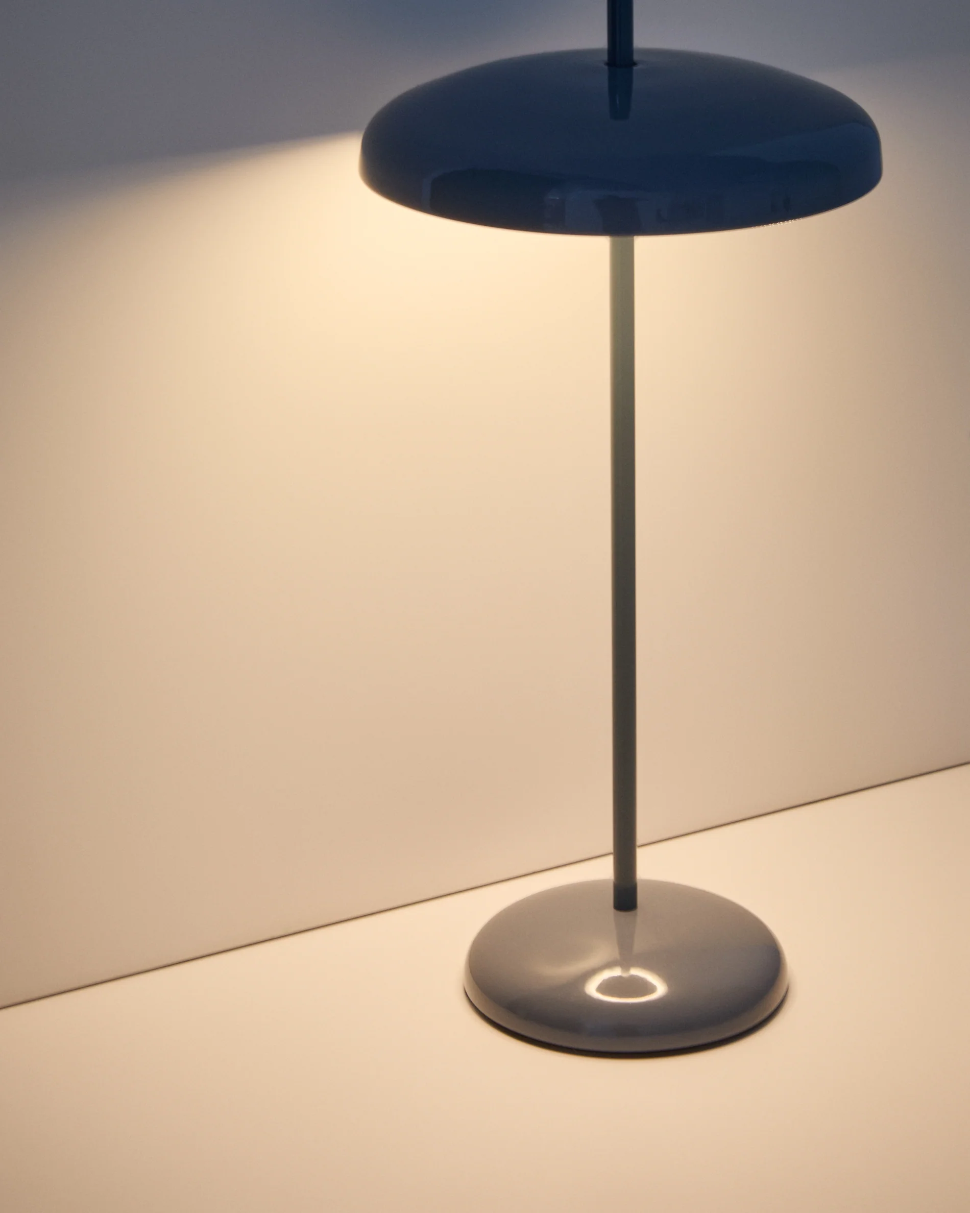 Porte blue aluminium portable table lamp