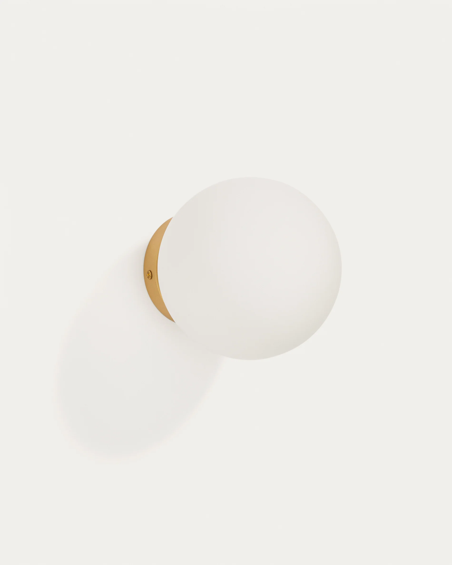 Brisia metal wall lamp with brushed brass finish and 1 frosted glass ball Ø15cm