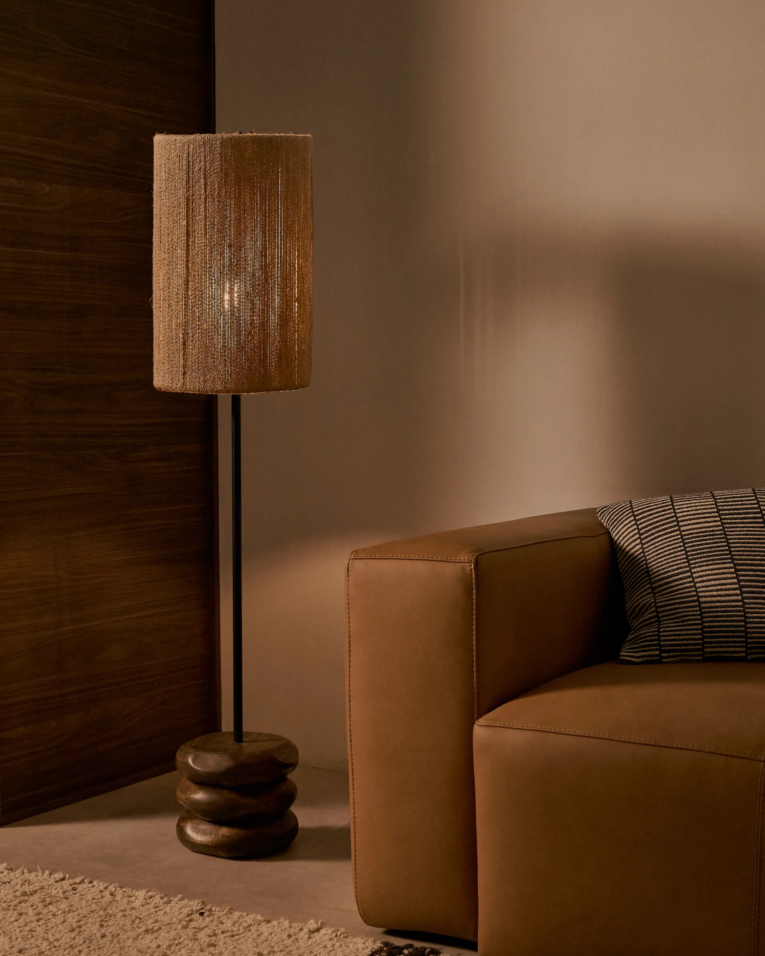Kor table floor lamp made of jute and acacia wood in a dark finish